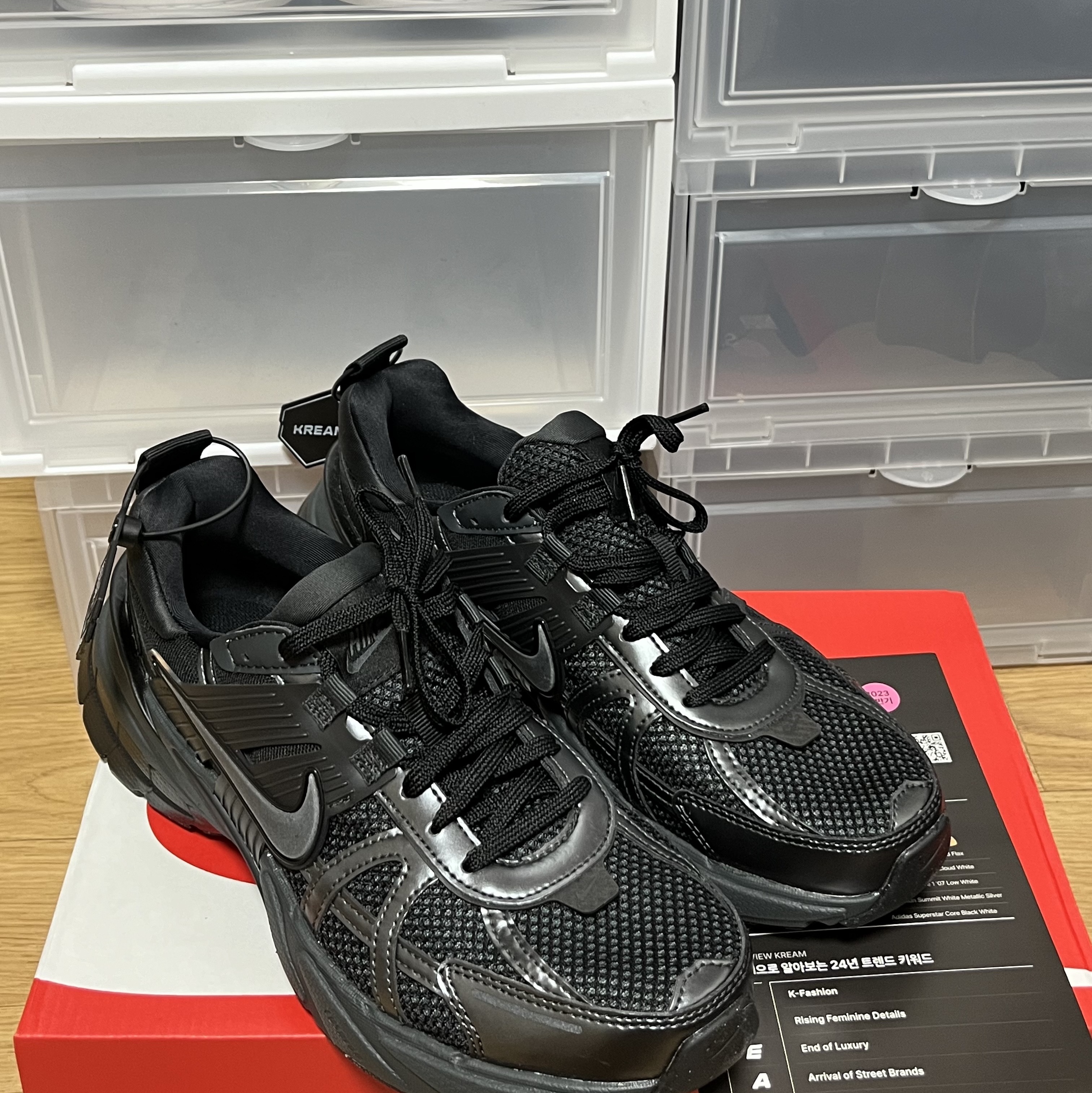 Nike V2K Run Black Anthracite 착용 스타일 - 4