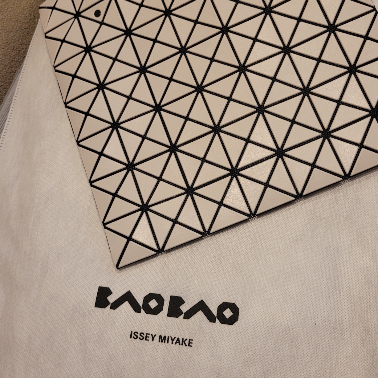 Bao Bao Issey Miyake Prism Matte Tote Bag Light Grey 착용 스타일 - 2