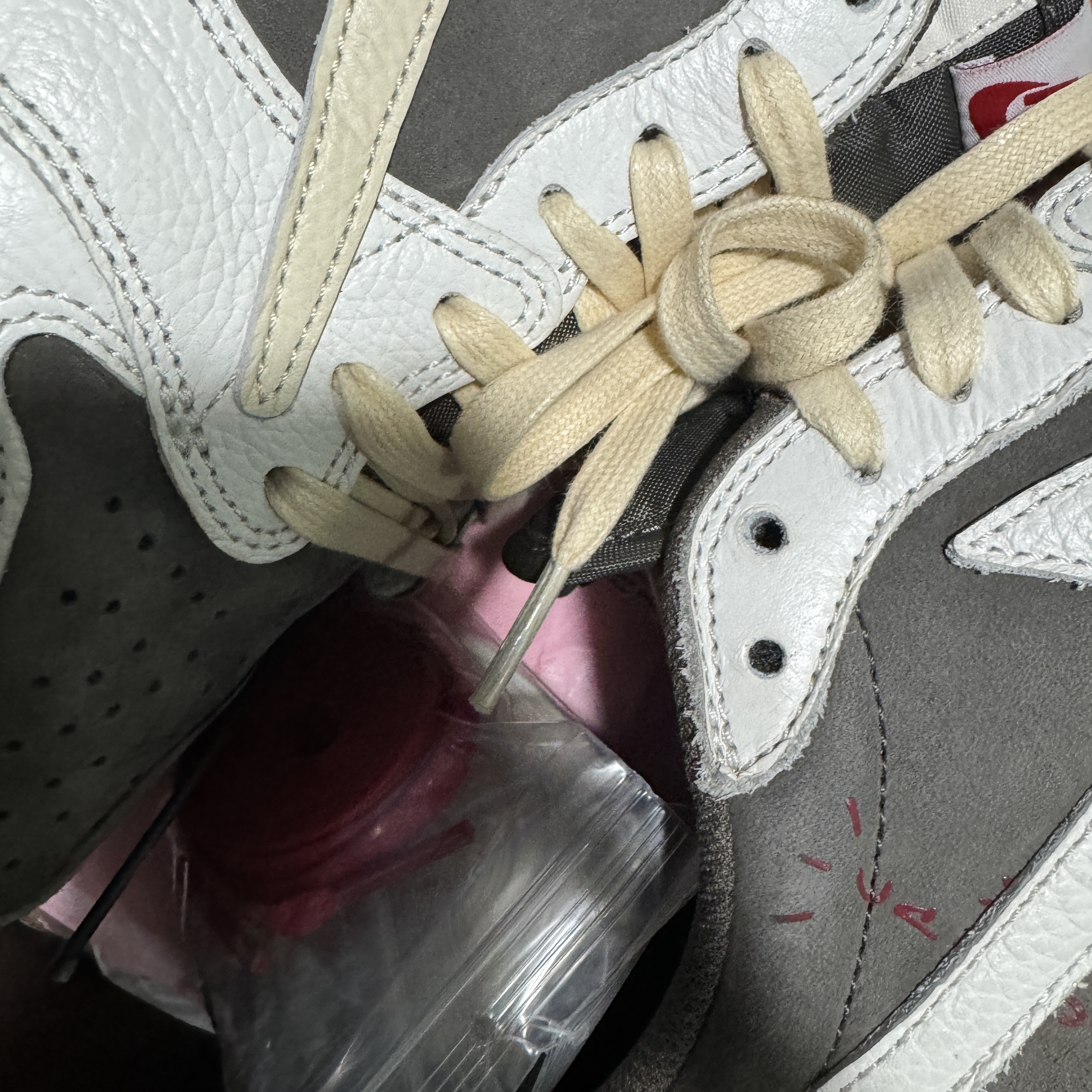 Jordan 1 x Travis Scott Retro Low OG SP Sail and Ridgerock 착용 스타일