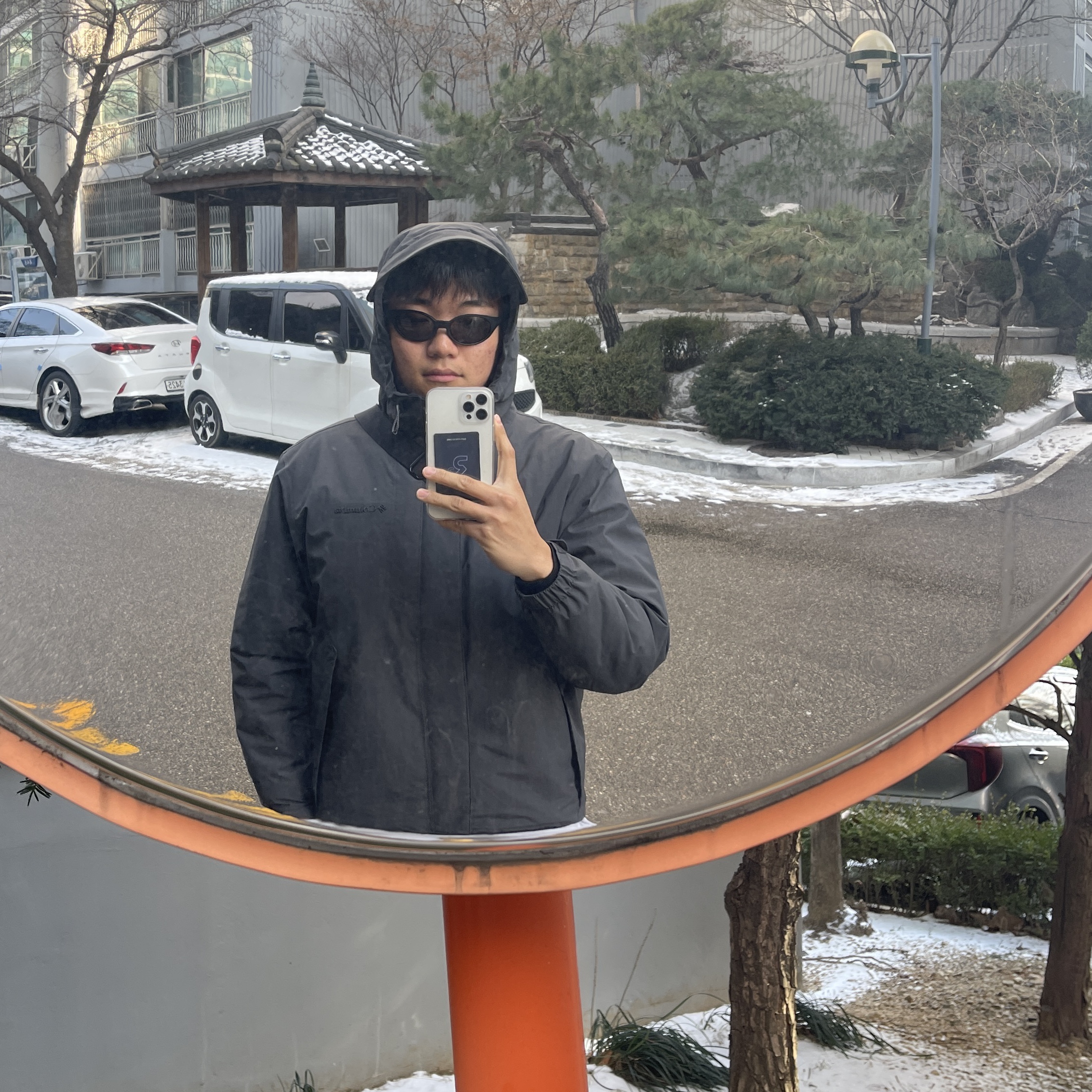 오클리 아이 자켓 리덕스 매트 블랙 프레임 프리즘 그레이 렌즈 하이 브릿지 핏 착용 스타일