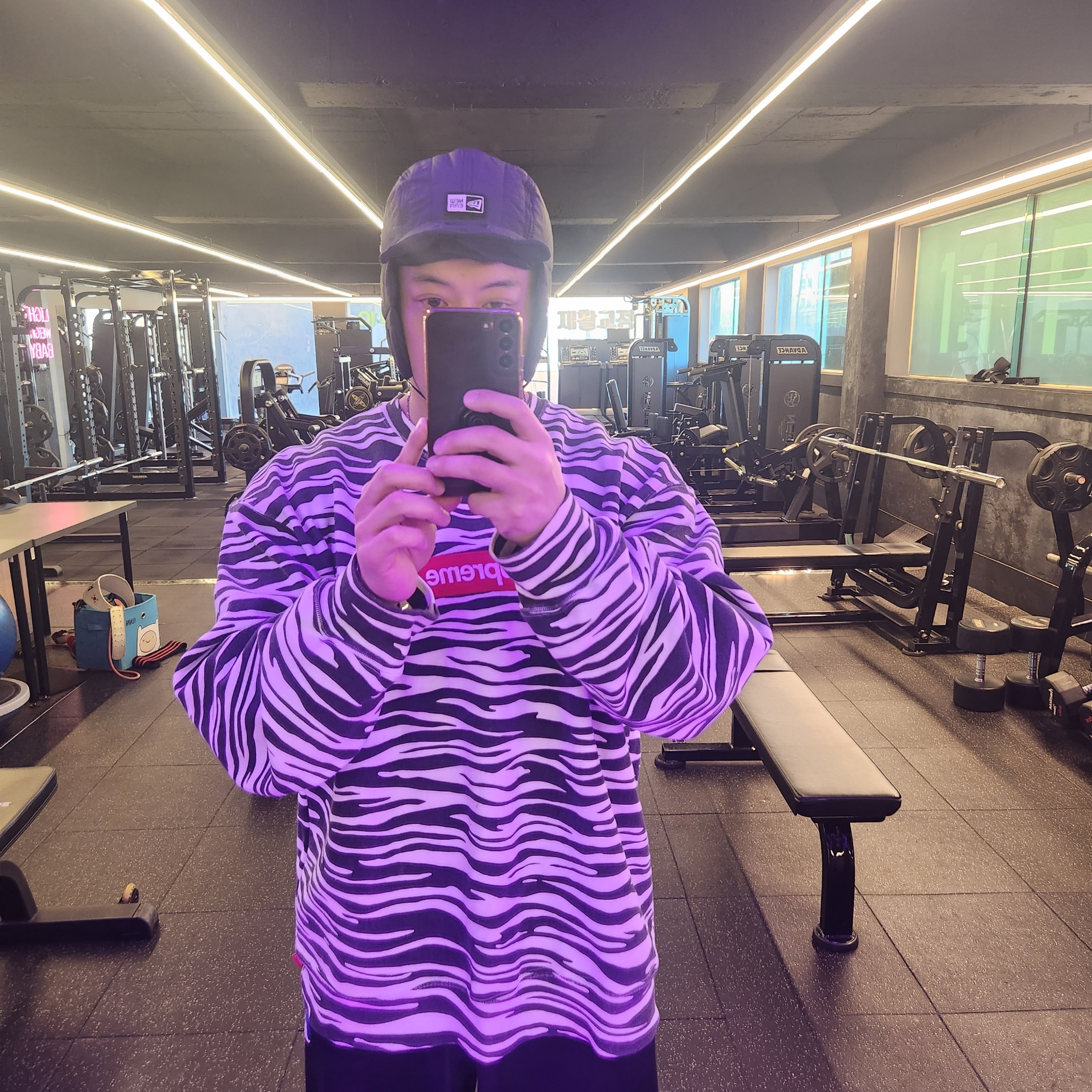 Supreme Box Logo Crewneck Zebra - 22FW 착용 스타일