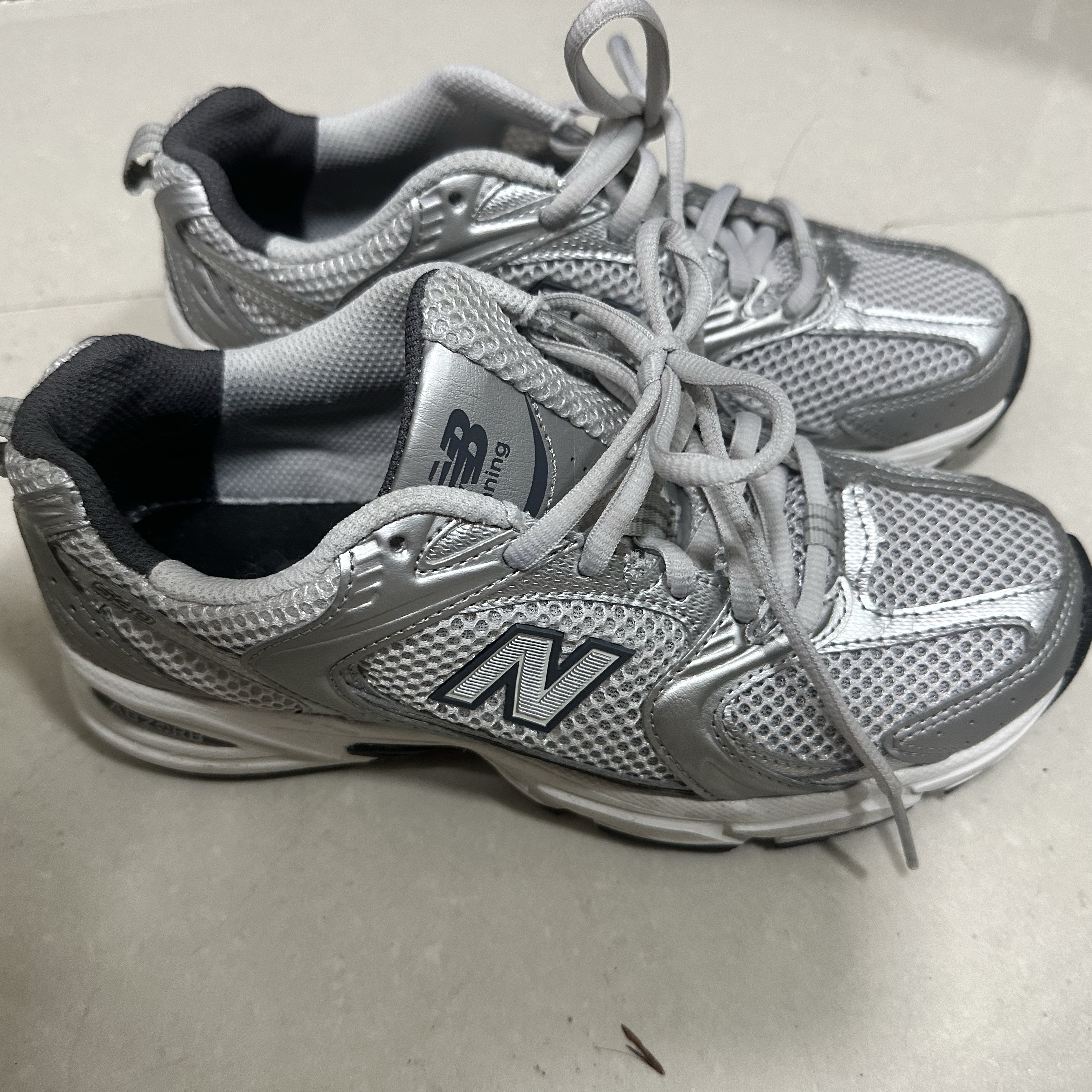New Balance 530 Grey Matter Silver Metallic 착용 스타일