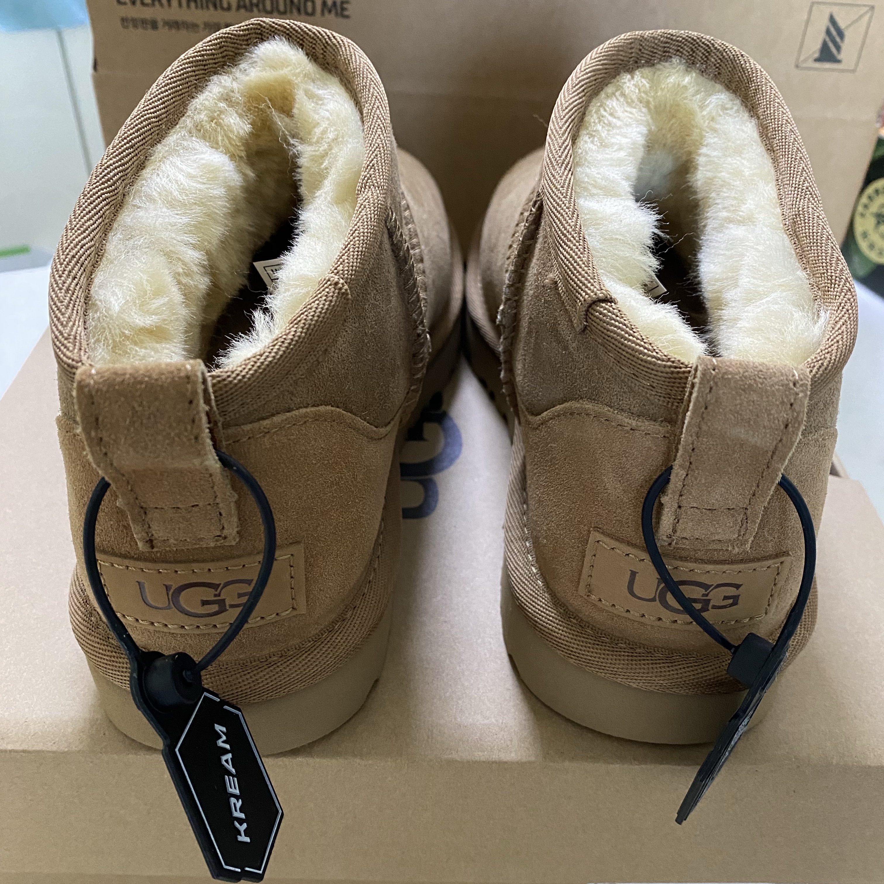 (W) UGG Classic Ultra Mini Boots Chestnut 착용 스타일 - 1