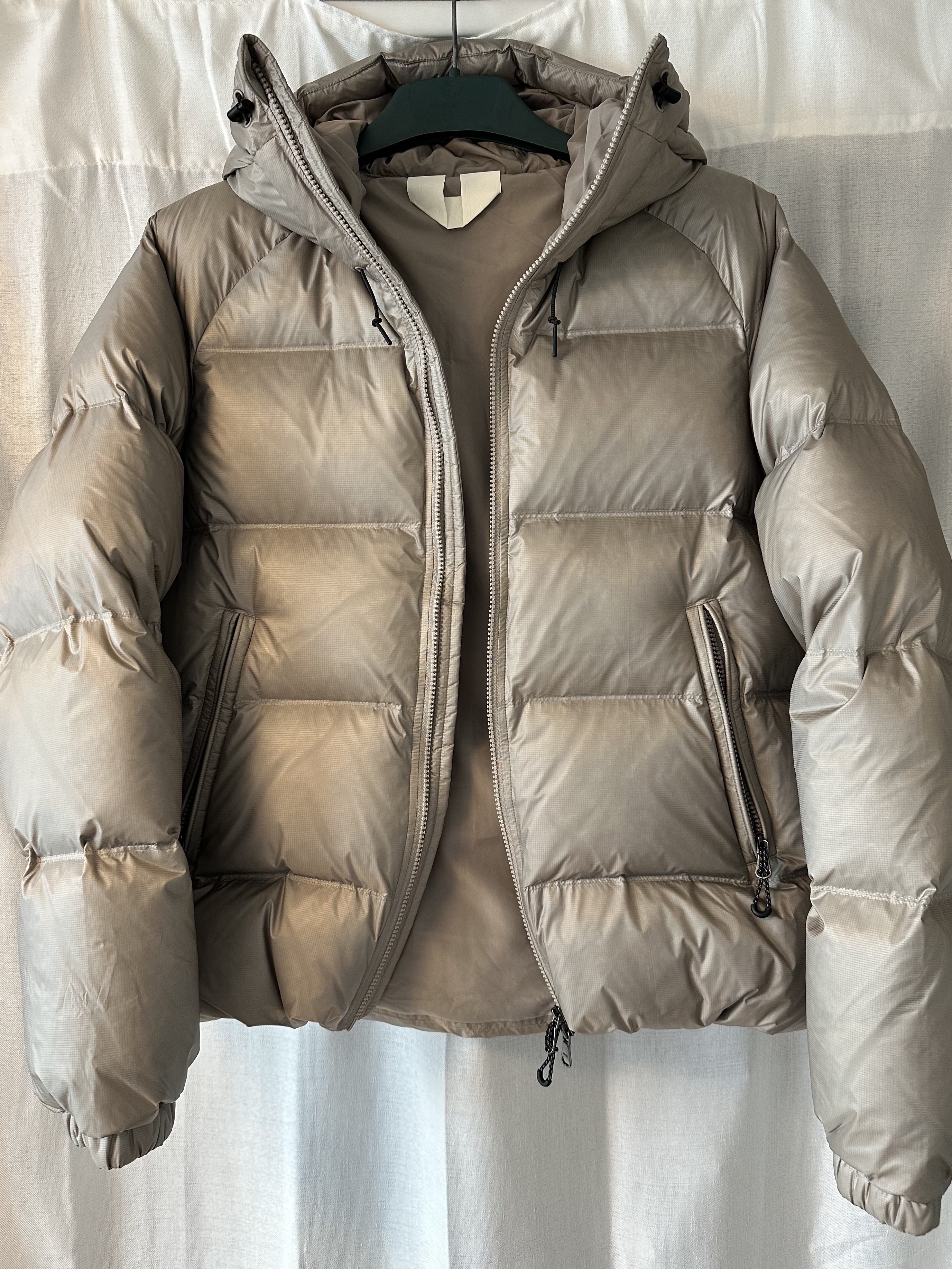 Arket Sporty Down Jacket Mole 착용 스타일