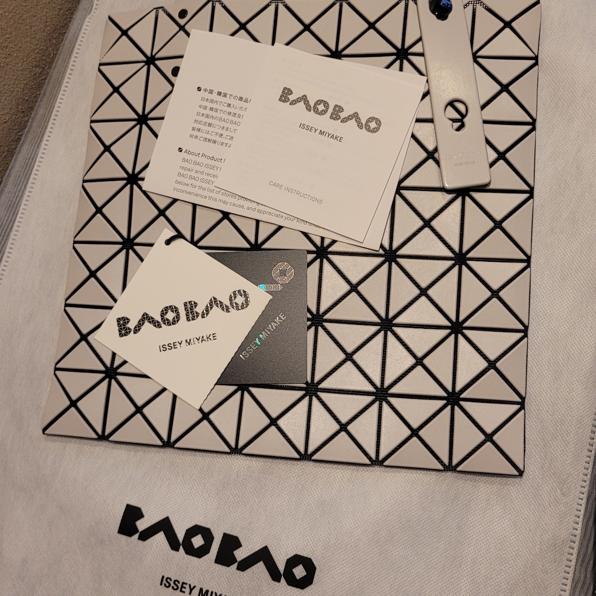 Bao Bao Issey Miyake Prism Matte Tote Bag Light Grey 착용 스타일 - 3