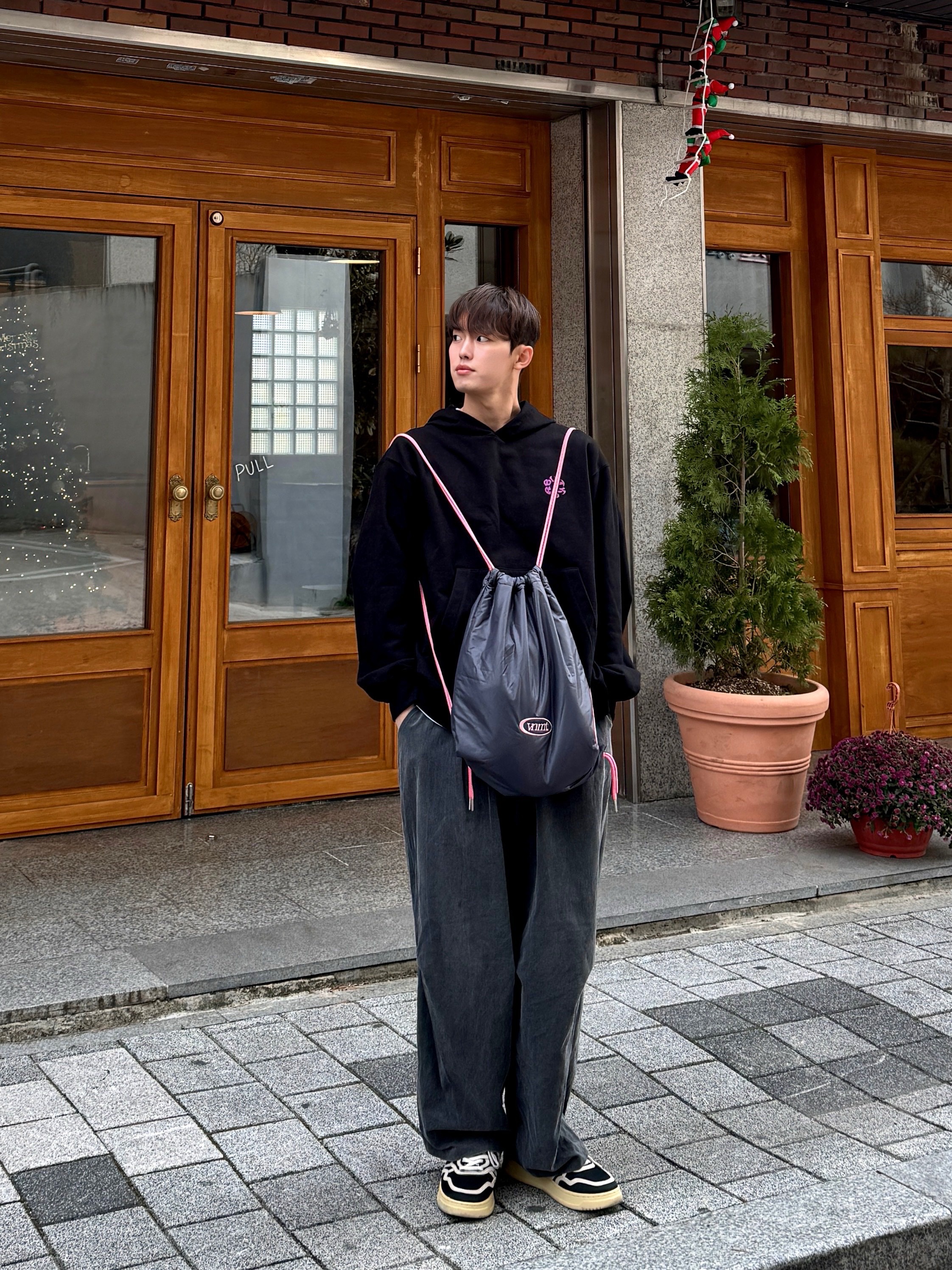 Autry Medalist Low Leather Sneakers Black White 착용 스타일 - 3