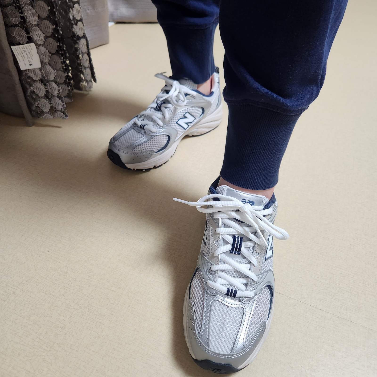 New Balance 530 Steel Grey 착용 스타일 - 3