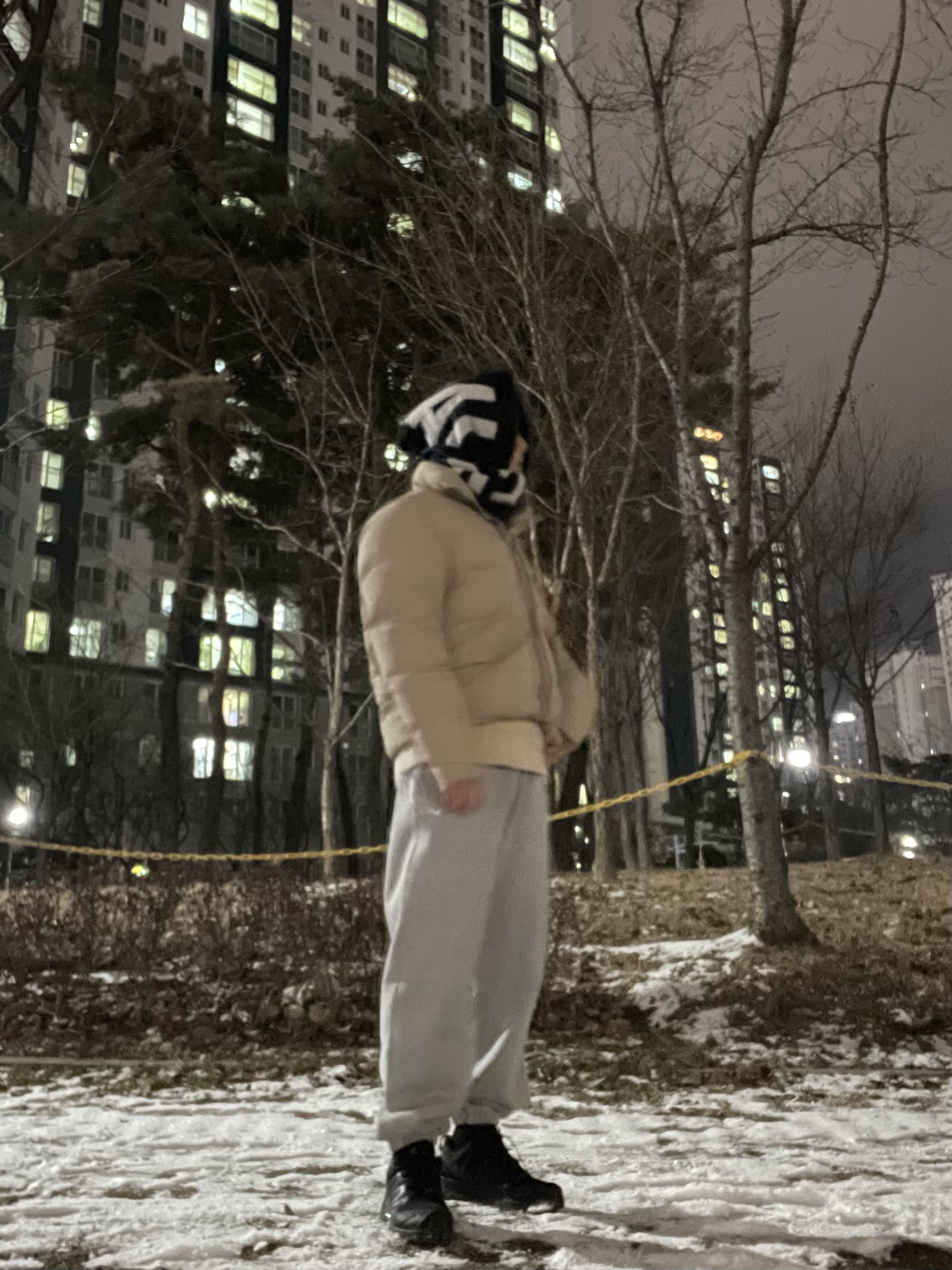 Ten C Austral Down Vest Jacket Taupe, Jacquemus L'echarpe Jacquemus Fringe Logo Muffler Multi Brown 착용 스타일 - 1