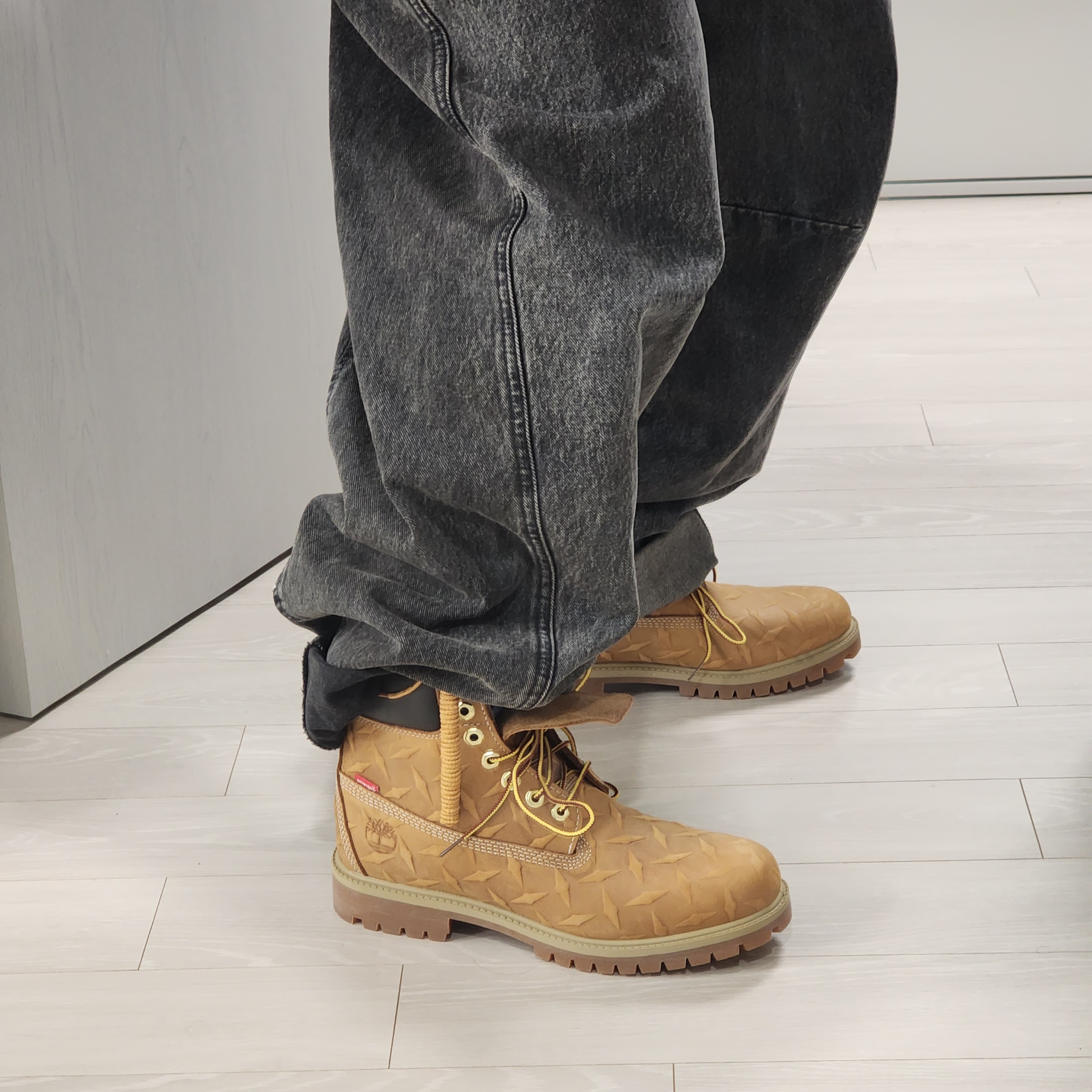 Timberland x Supreme Diamond Plate 6 Inch Premium Waterproof Boot Wheat - 23FW - Medium 착용 스타일 - 1