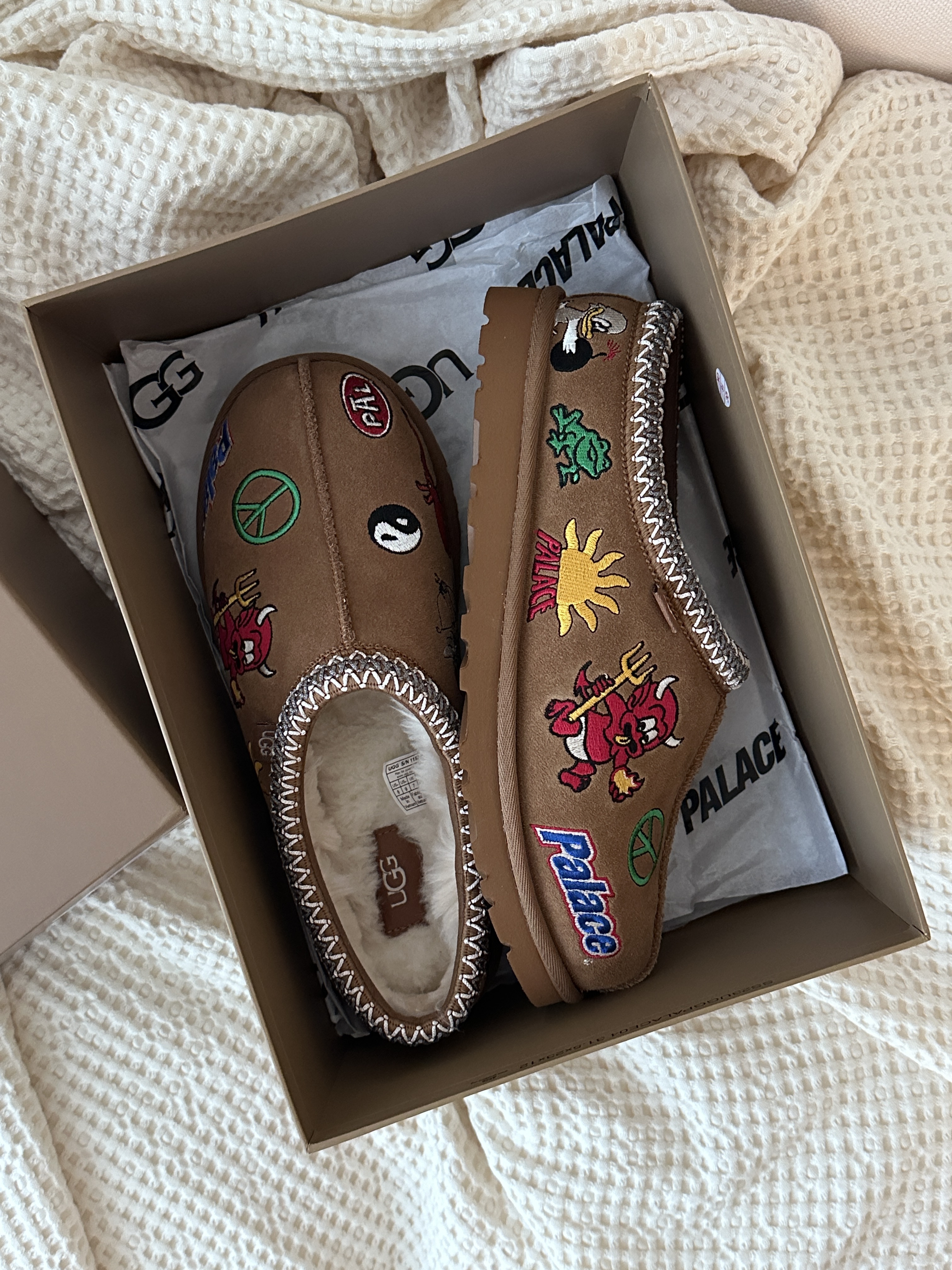 Nonnod Side Zip Cargo Pants Beige, UGG x Palace Tasman Slipper Chestnut 착용 스타일 - 4