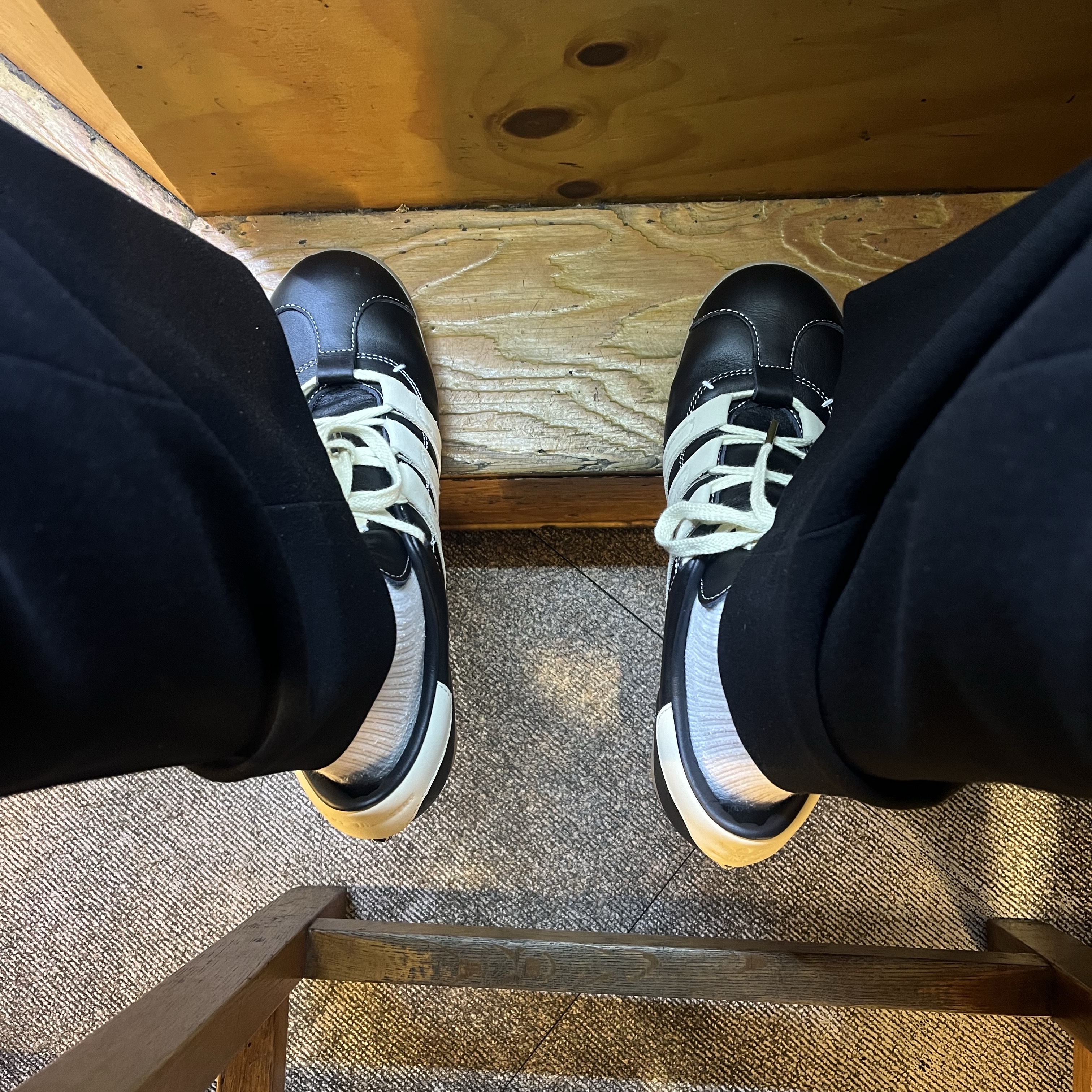 Adidas x Foot Industry Gazelle Core Black Cream White, Adidas Samba OG Black White Gum 착용 스타일 - 3