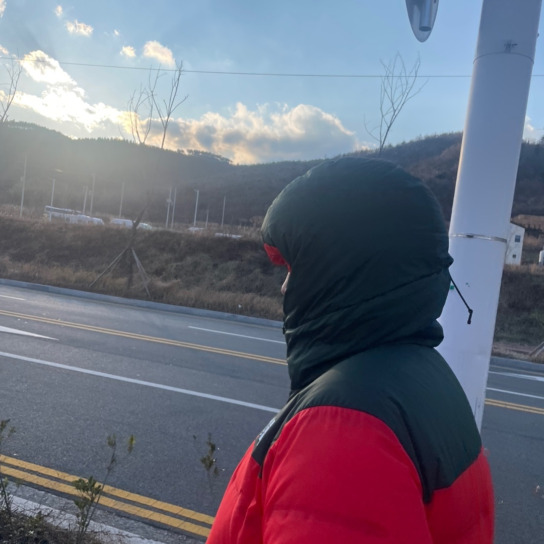 The North Face x Undercover Soukuu Cloud Down Nupste Dark Cedar Green High Risk Red 착용 스타일 - 2