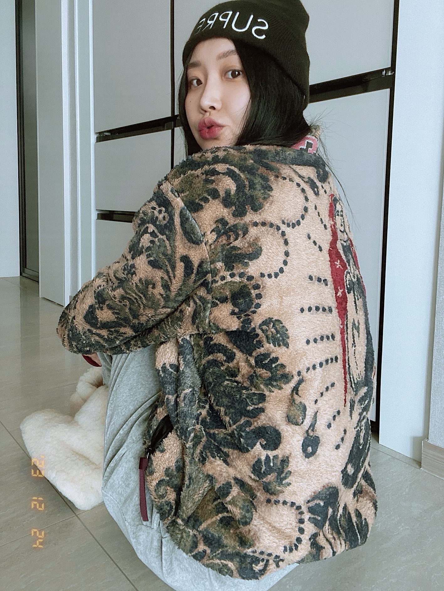 Kapital Damask Pattern Maria Fleece Zip Blouson Beige, Supreme Capital Beanie Black - 22FW 착용 스타일 - 3