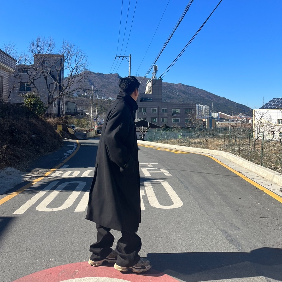 Undermycar Legion.02 Balmacaan Oversized Wool Coat Black 착용 스타일