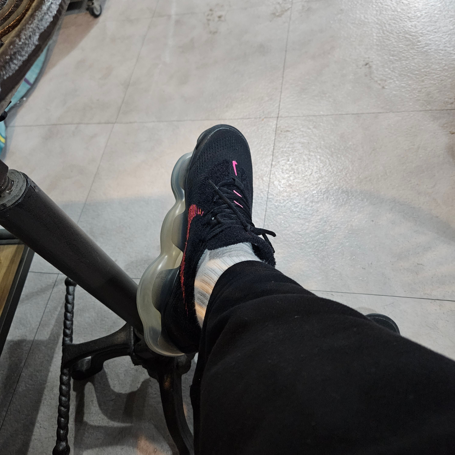 Nike Air Max Scorpion Black and Fireberry 착용 스타일 - 2