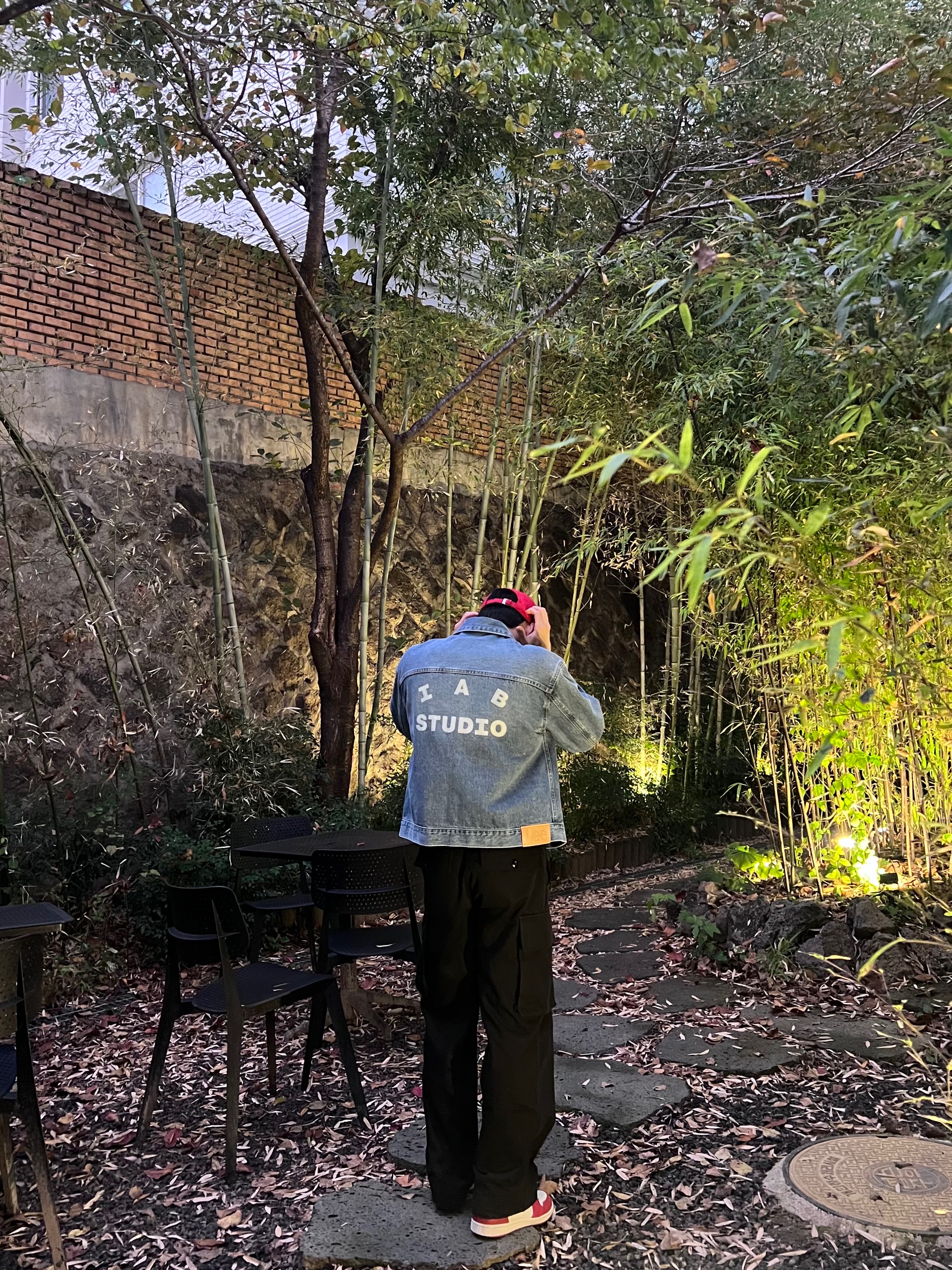 IAB Studio x Lee Denim Jacket Indigo Indigo Medium, Jordan 1 Retro High OG Chicago 2022 착용 스타일