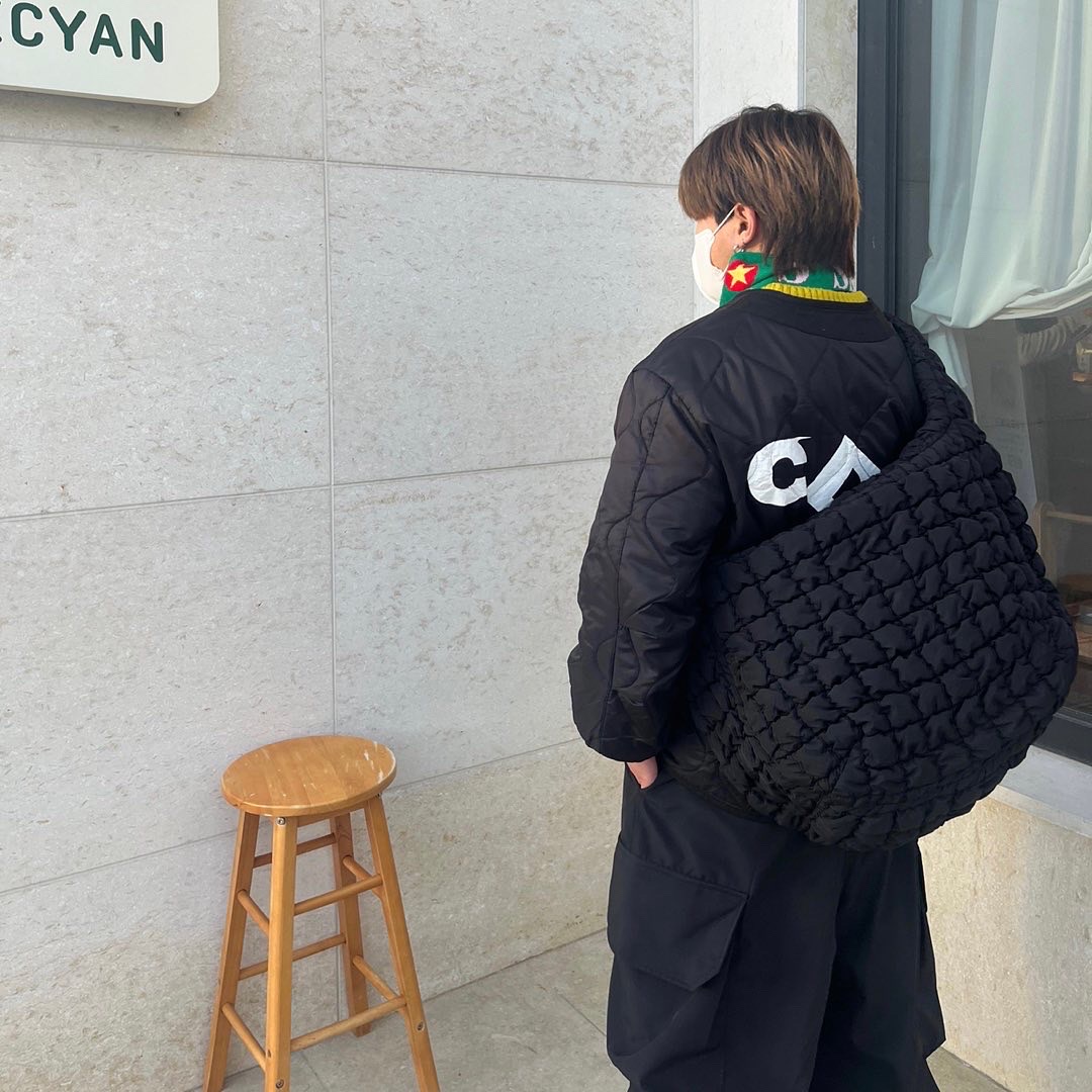 COS Quilted Oversized Shoulder Bag Black, CDG x Alpha Industries Liner Jacket Black 착용 스타일
