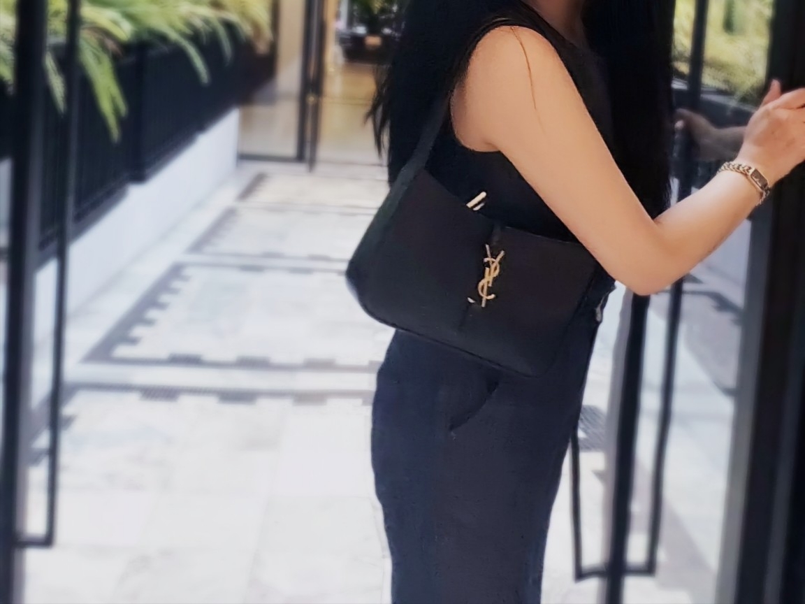 Saint Laurent Bronze Monogram Le 5 A 7 Hobo Bag in Smooth Leather Black, Chanel Premiere Edition Originale Black Lacquered Yellow Gold Black Leather 착용 스타일
