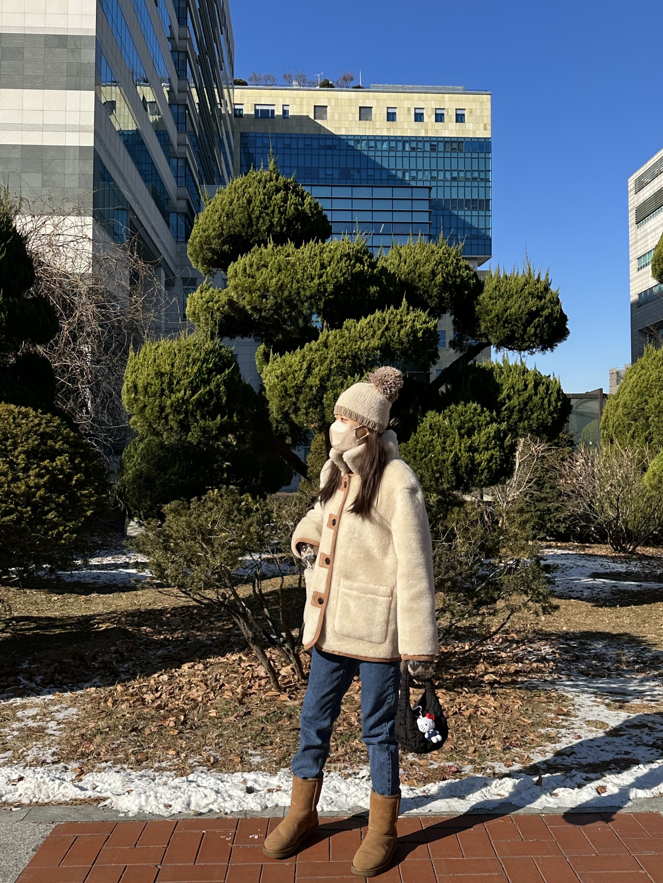 COS Quilted Micro Bag Black, (W) UGG Classic Short II Boots Chestnut 착용 스타일 - 1