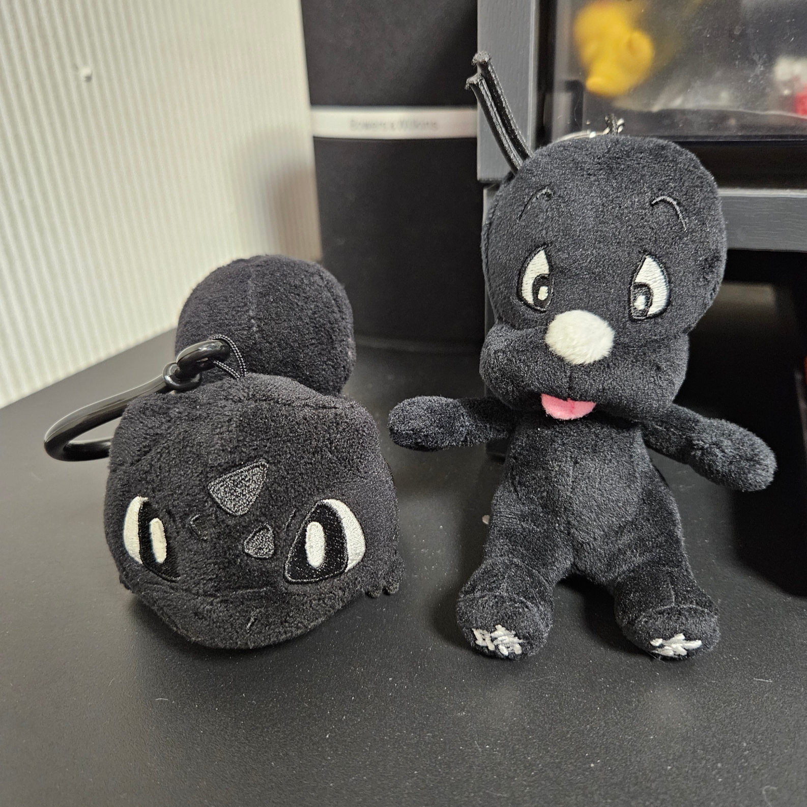 Darkr8m Studio x Dooly Dooly Keyring Black, Fragment x Pokemon INN Thunderbolt Project TBP Mascot Key Ring Fushigidane Black 착용 스타일 - 2