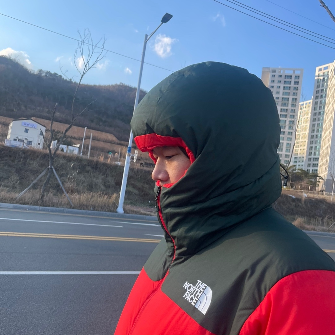 The North Face x Undercover Soukuu Cloud Down Nupste Dark Cedar Green High Risk Red 착용 스타일 - 1
