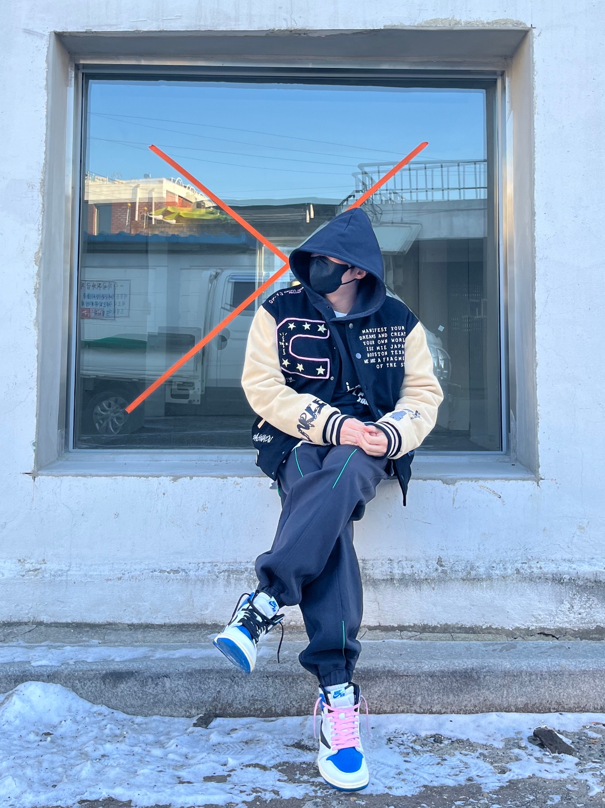 Jordan x Travis Scott x Fragment Hoodie Black (DJ0616-010), Jordan 1 x Travis Scott x Fragment Retro High OG SP Military Blue 착용 스타일 - 1