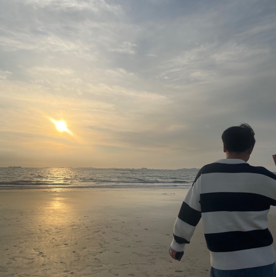 AMI de Coeur Sweater with Rugby Stripes Nautic Blue Natural White 착용 스타일