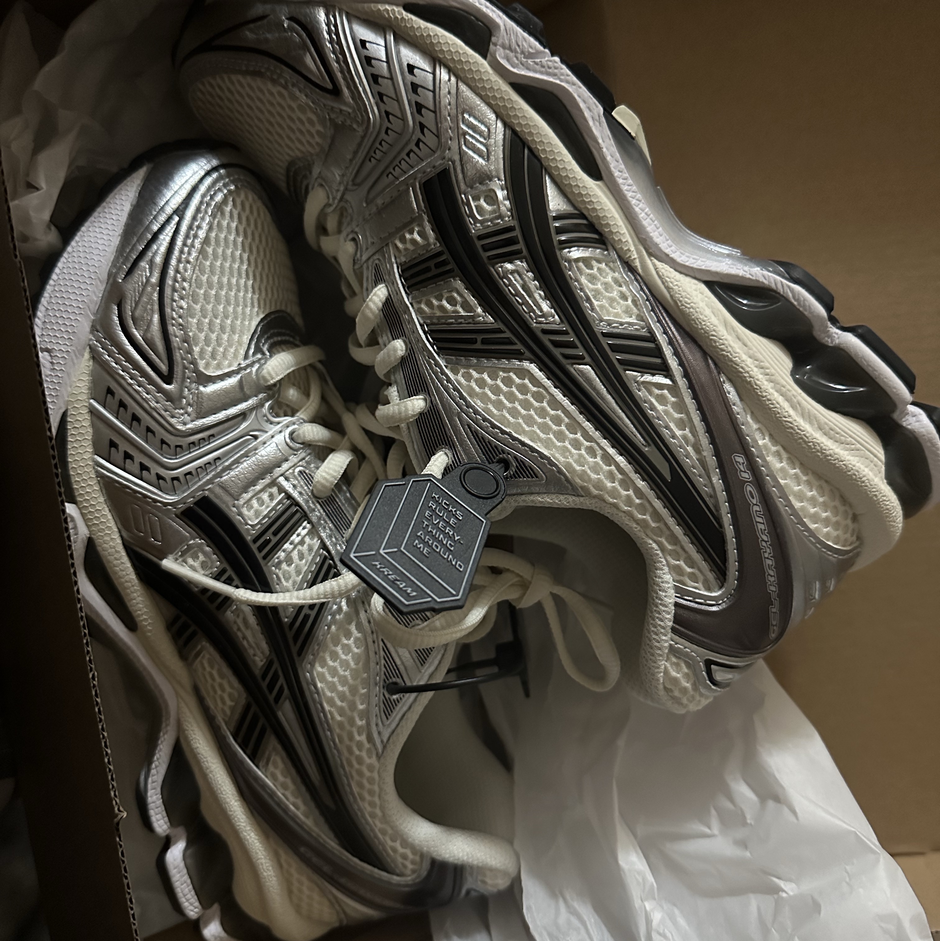 Asics Gel-Kayano 14 Cream Black 착용 스타일