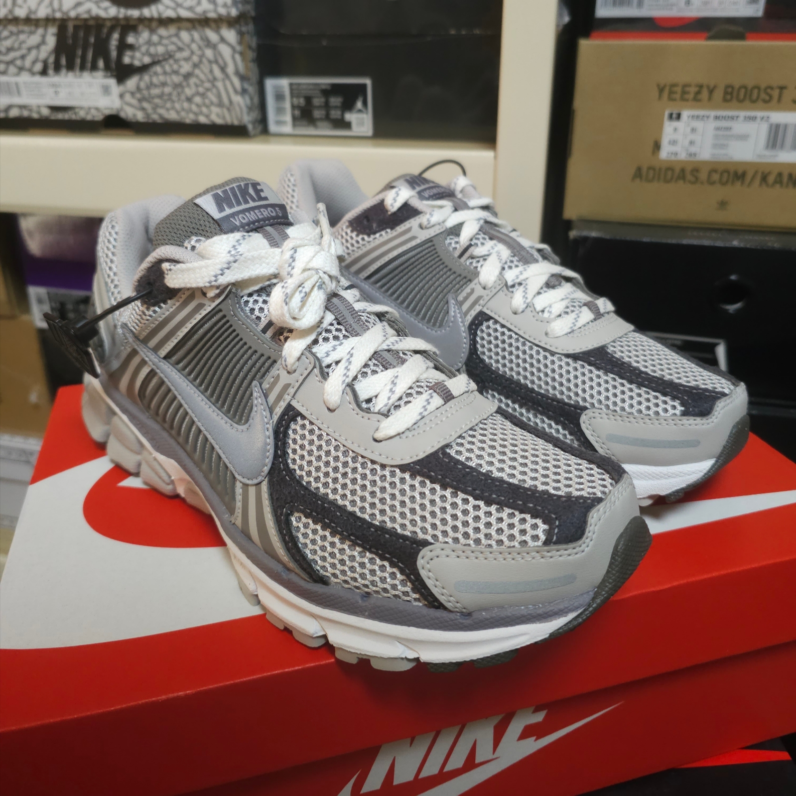 Nike Zoom Vomero 5 PRM Light Iron Ore and Flat Fewter 착용 스타일 - 1