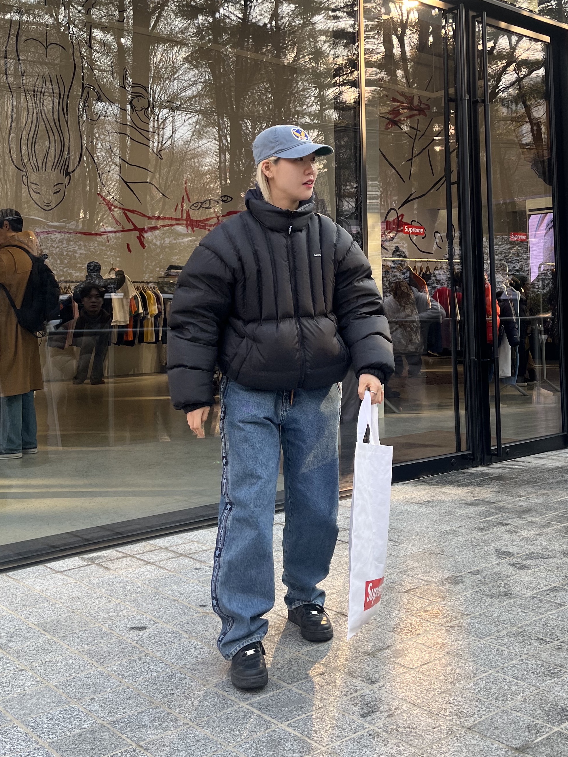 Supreme Snap Off Baggy Jean Washed Blue - 23FW, Supreme Flannel Reversible Puffer Jacket Black - 22FW 착용 스타일