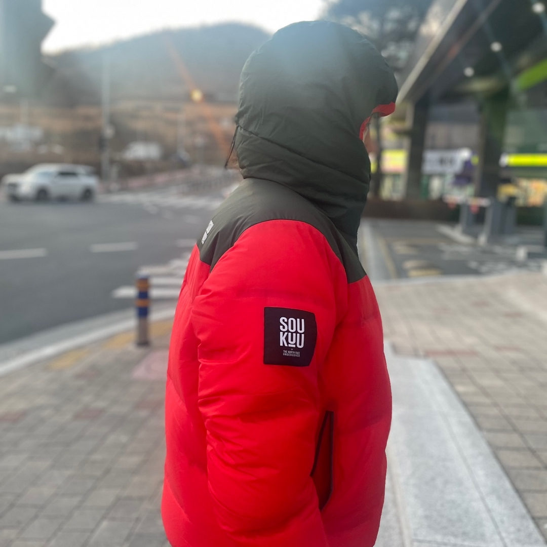 The North Face x Undercover Soukuu Cloud Down Nupste Dark Cedar Green High Risk Red 착용 스타일 - 3