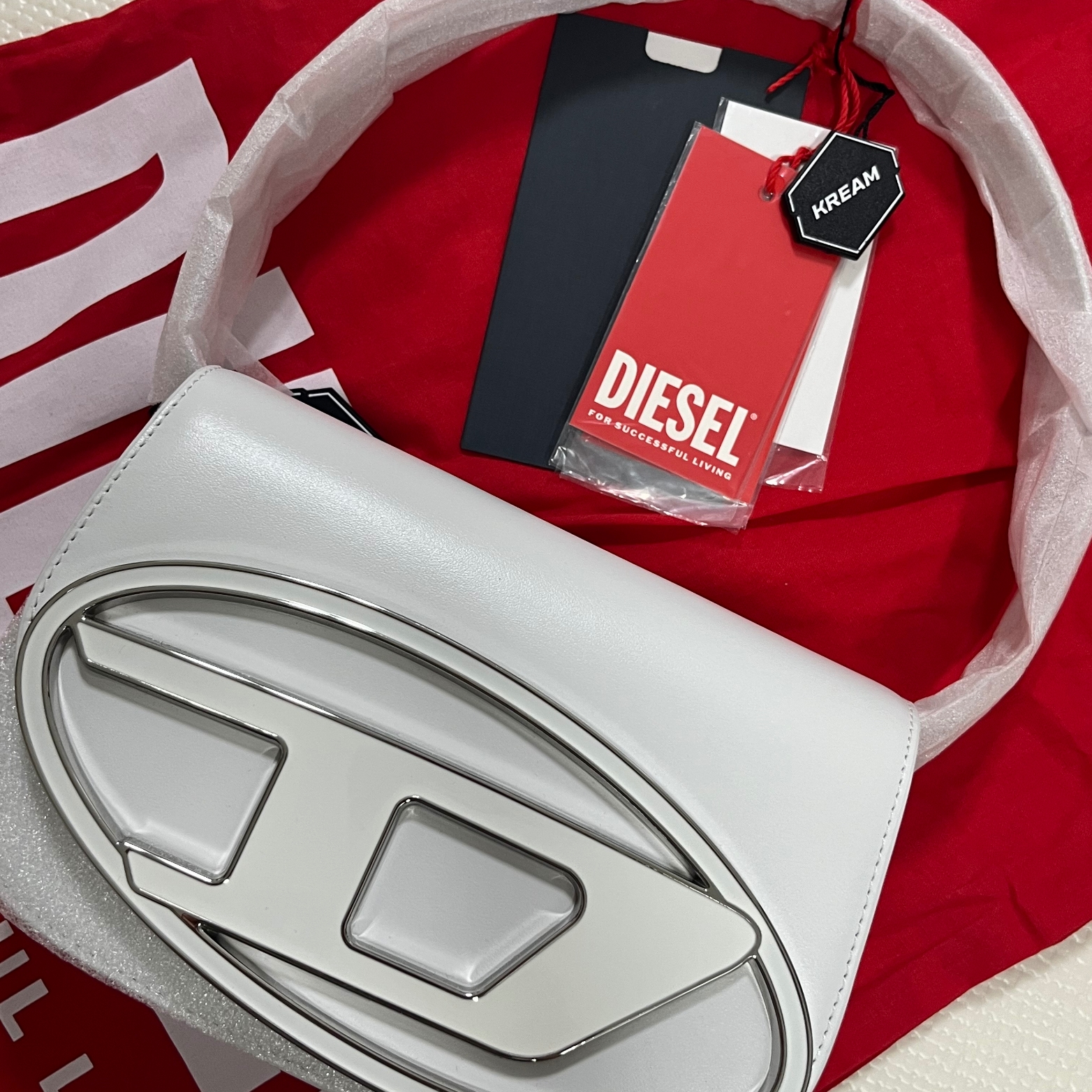 Diesel 1DR Shoulder Bag in Nappa Leather White 착용 스타일
