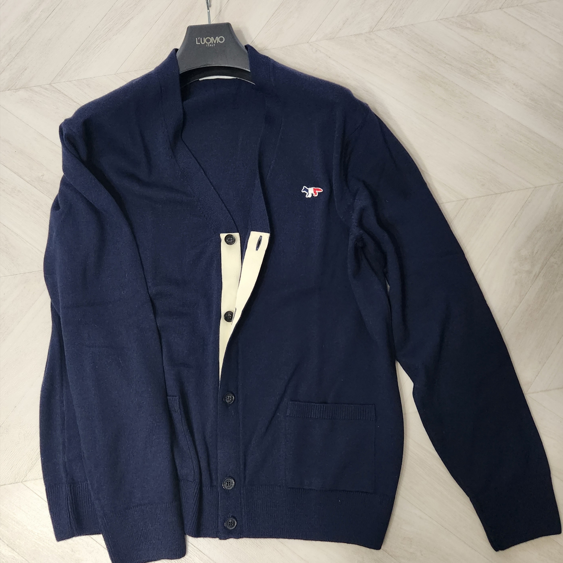 Maison Kitsune Tricolor Fox Patch Classic Cardigan Navy 착용 스타일
