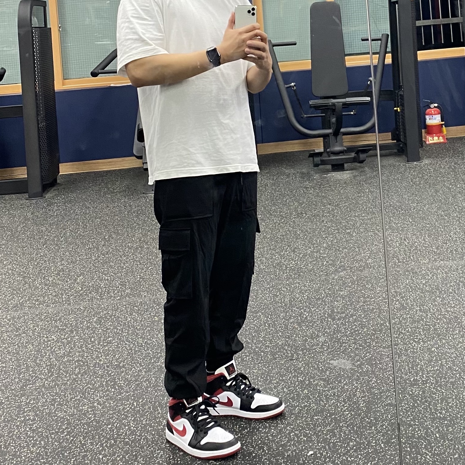 Jordan 1 Mid Gym Red Black White, Moose Knuckles Classic Bunny 3 White Lining Zip Hoodie Charcoal - 22FW 착용 스타일 - 2
