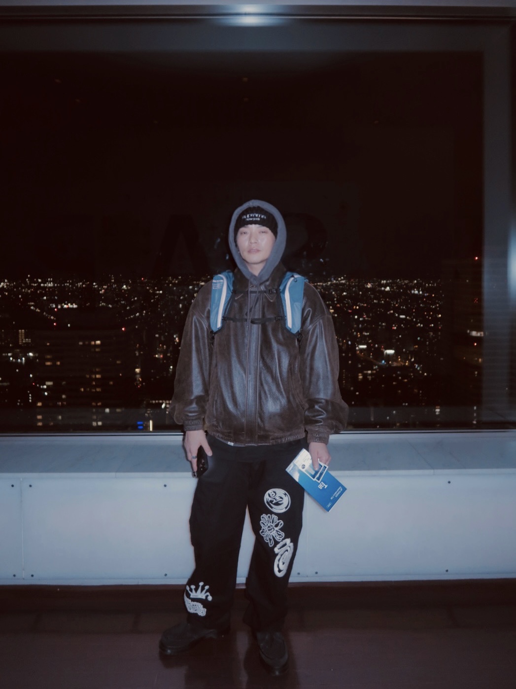 스투시 노마 아이콘 비치 팬츠 워시드 블랙, [KREAM 단독] 에스티유 오버핏 레더 자켓 브라운 착용 스타일 - 1