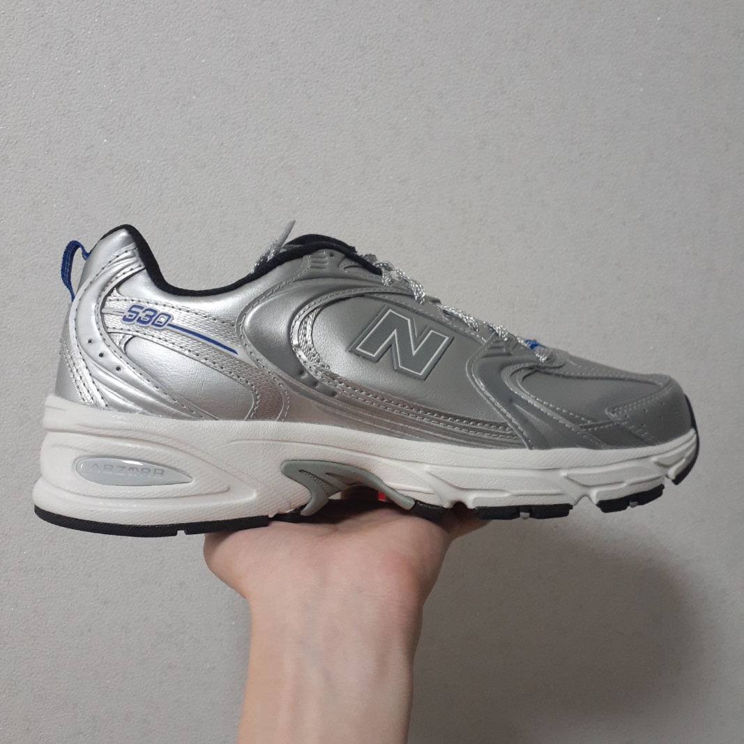 New Balance x Yeseyesee 530 Silver Royal Blue 착용 스타일