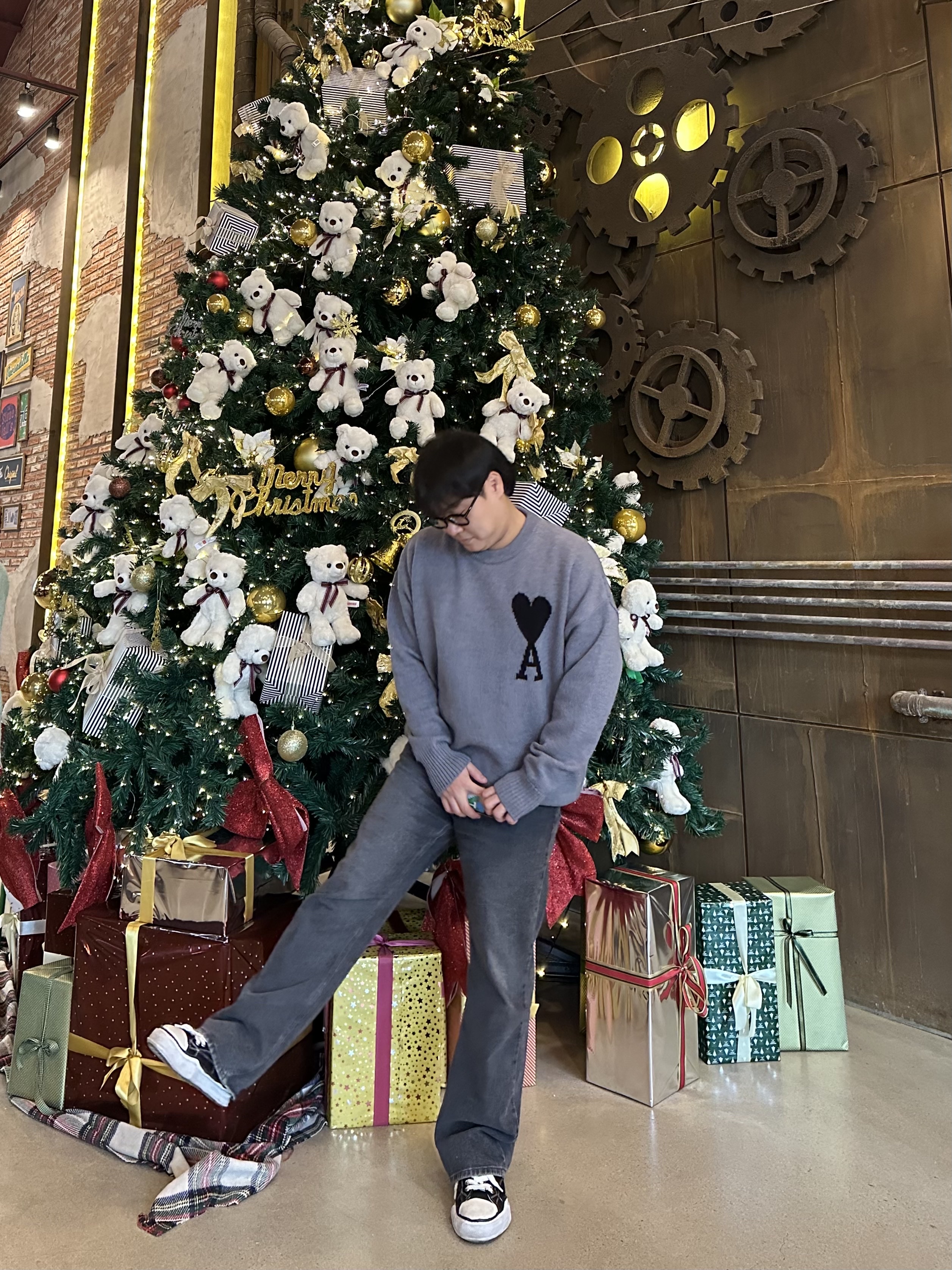 AMI de Coeur Oversize Intarsia Sweater Grey Black, Maison Mihara Yasuhiro Peterson OG Sole Canvas Low Sneakers Black 착용 스타일 - 2