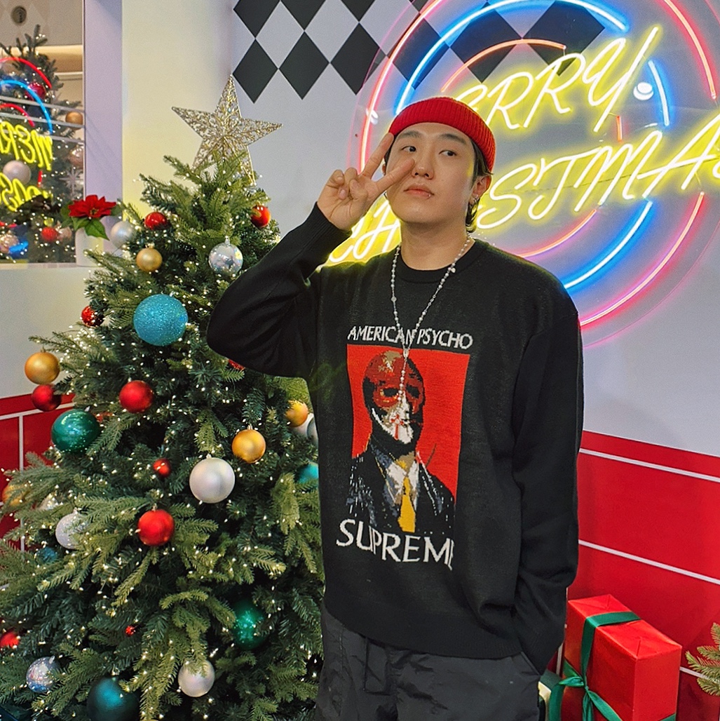 Supreme American Psycho Sweater Black - 23FW, Balenciaga Defender Sneakers Black 착용 스타일 - 1