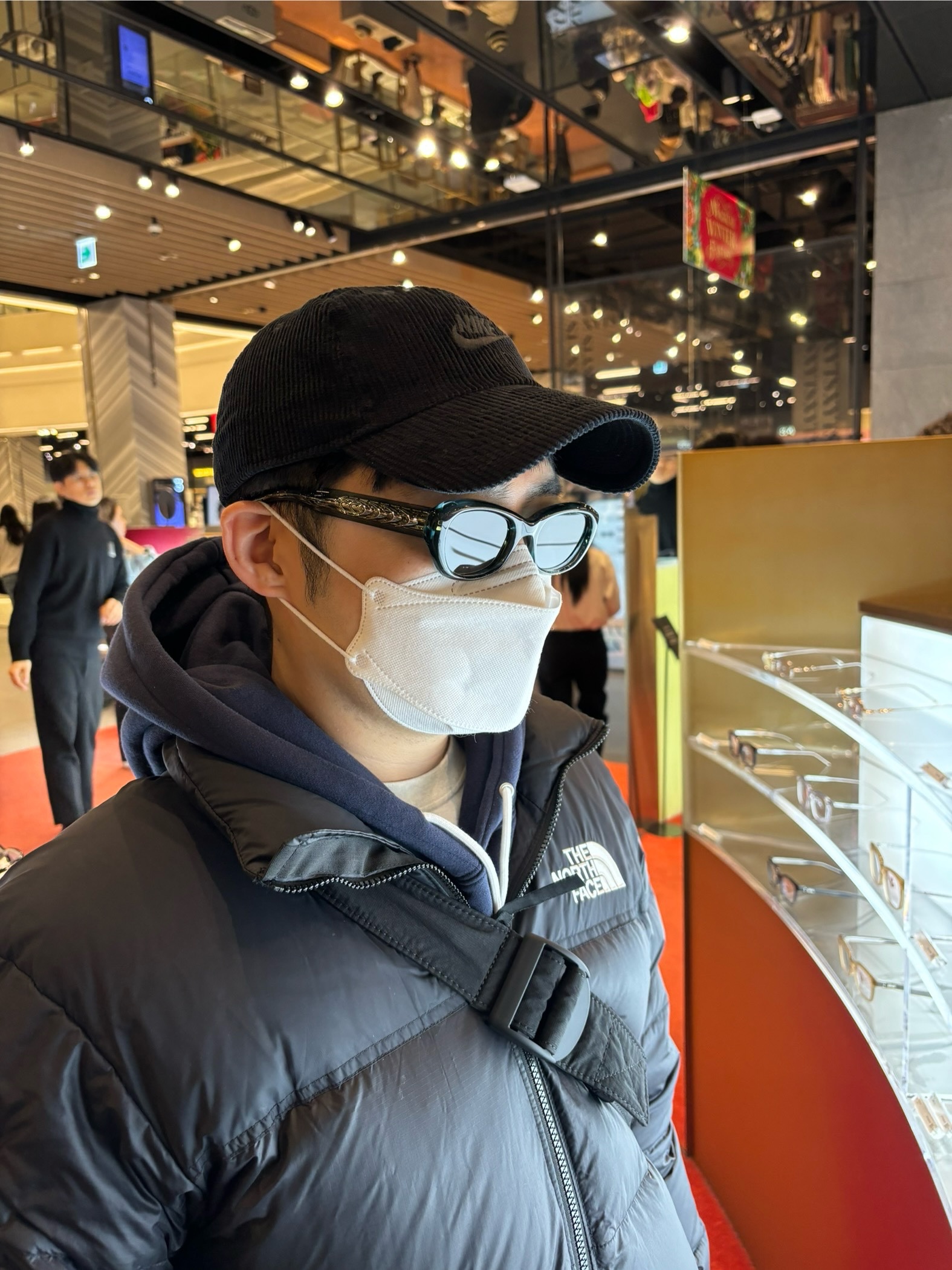 Nike Heritage 86 Corduroy Cap Black, The North Face 1996 Eco Nuptse Jacket Black 착용 스타일 - 1