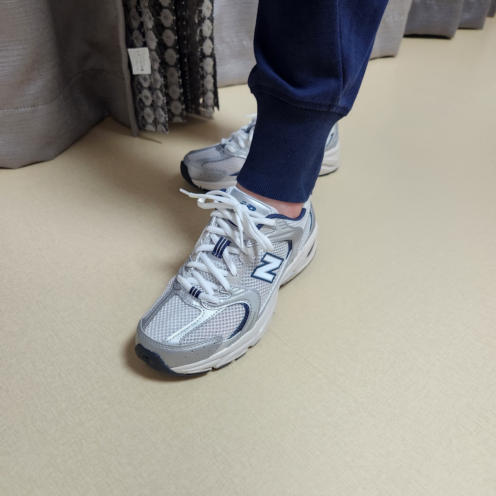 New Balance 530 Steel Grey 착용 스타일 - 1
