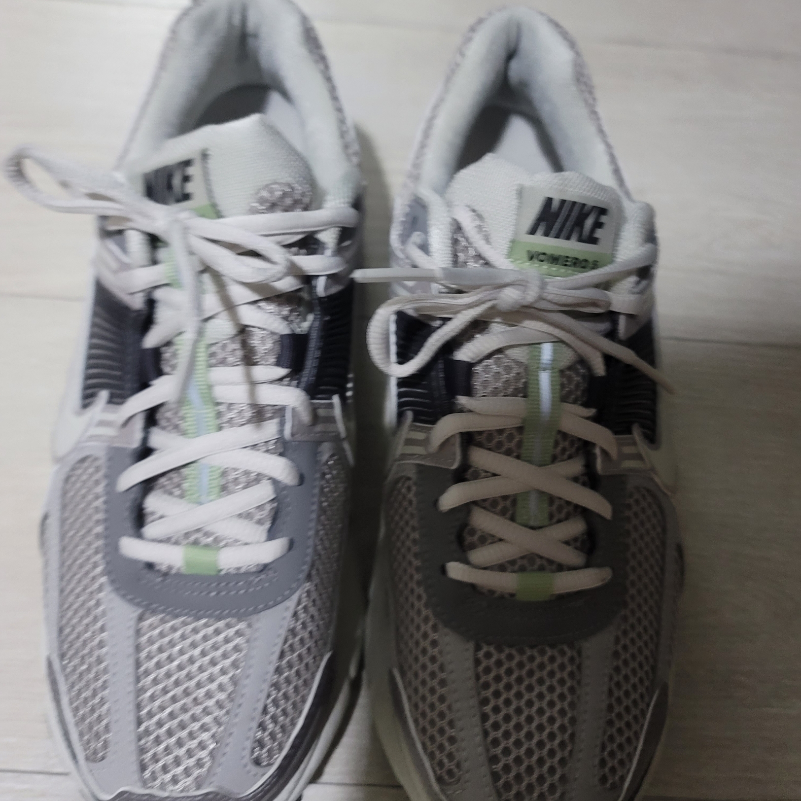 (W) Nike Zoom Vomero 5 Cobblestone and Flat Pewter 착용 스타일