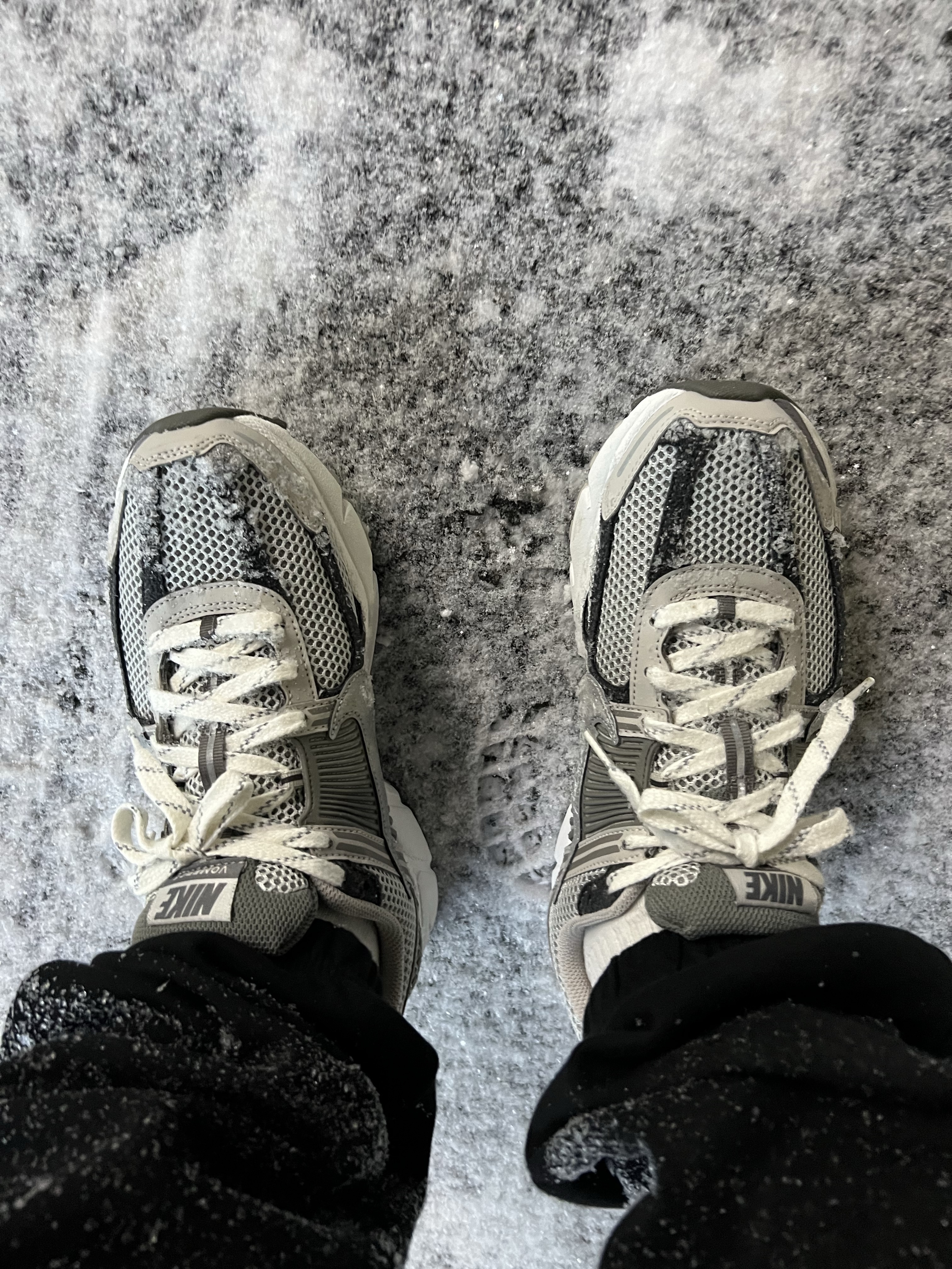 Nike Zoom Vomero 5 PRM Light Iron Ore and Flat Fewter 착용 스타일