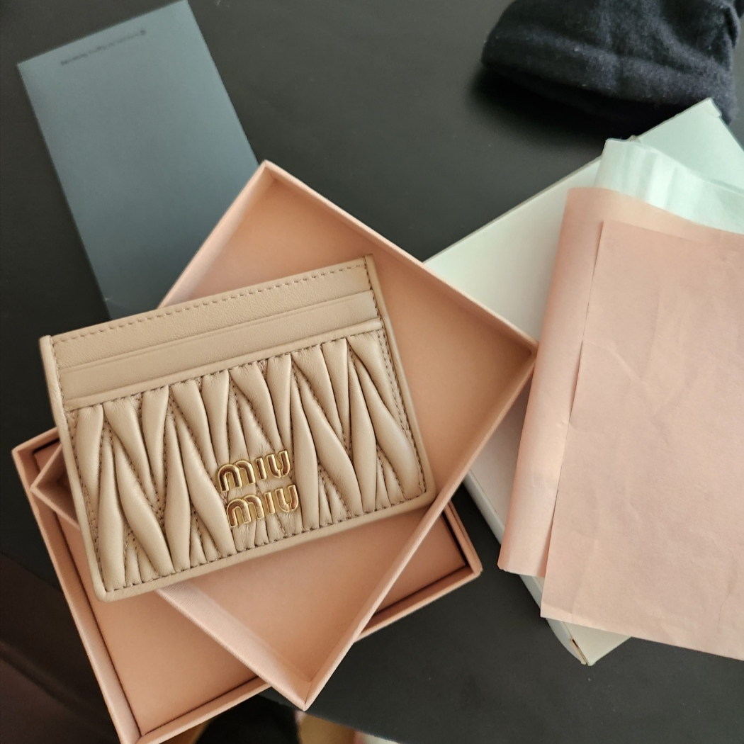 Miu Miu Matelasse Nappa Leather Card Holder Cameo 착용 스타일