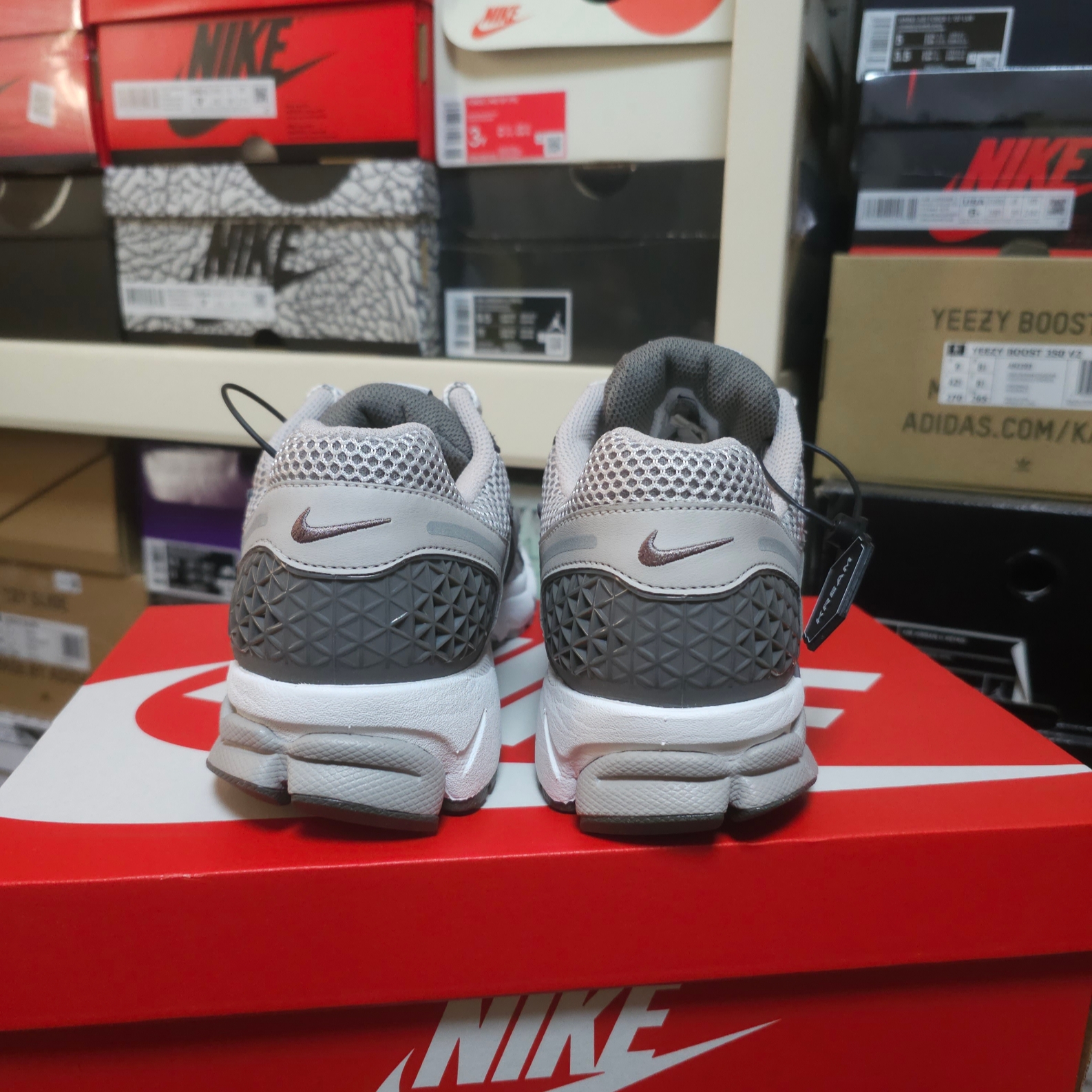 Nike Zoom Vomero 5 PRM Light Iron Ore and Flat Fewter 착용 스타일 - 2