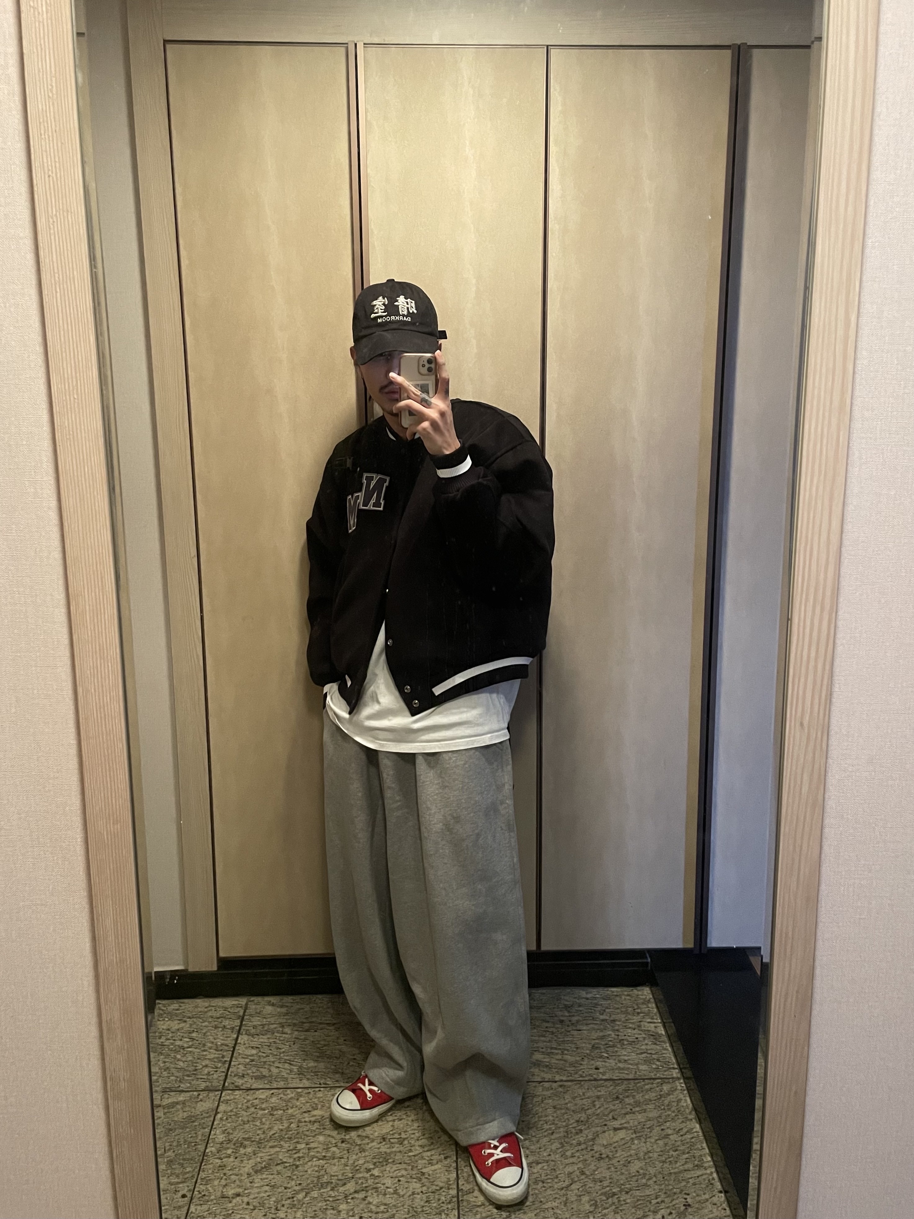 Darkr8m Studio Silver Logo Cap 착용 스타일