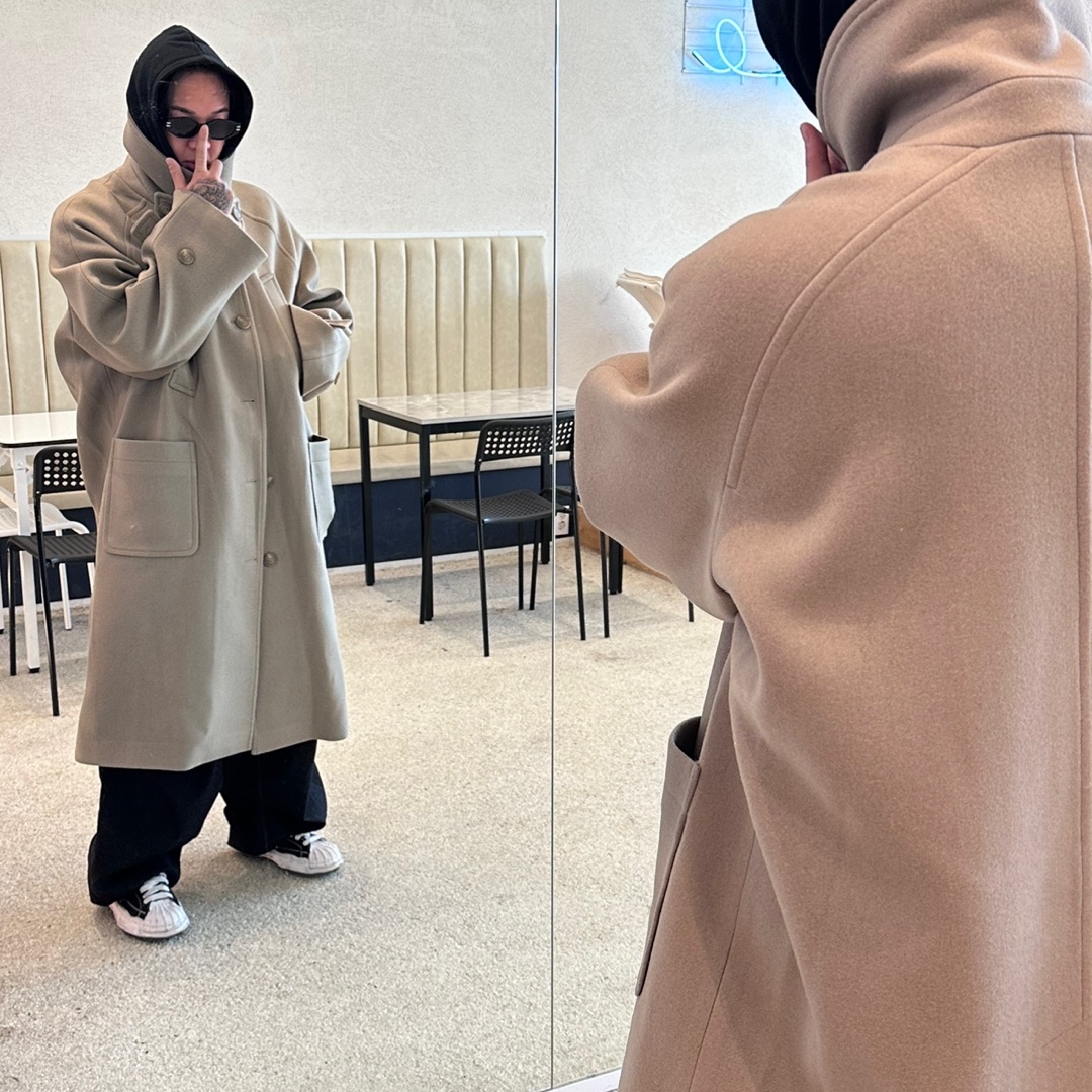 Undermycar Legion.02 Balmacaan Oversized Wool Coat Beige, Maison Mihara Yasuhiro Blakey OG Sole Canvas Low-top Sneakers Black White 착용 스타일 - 2