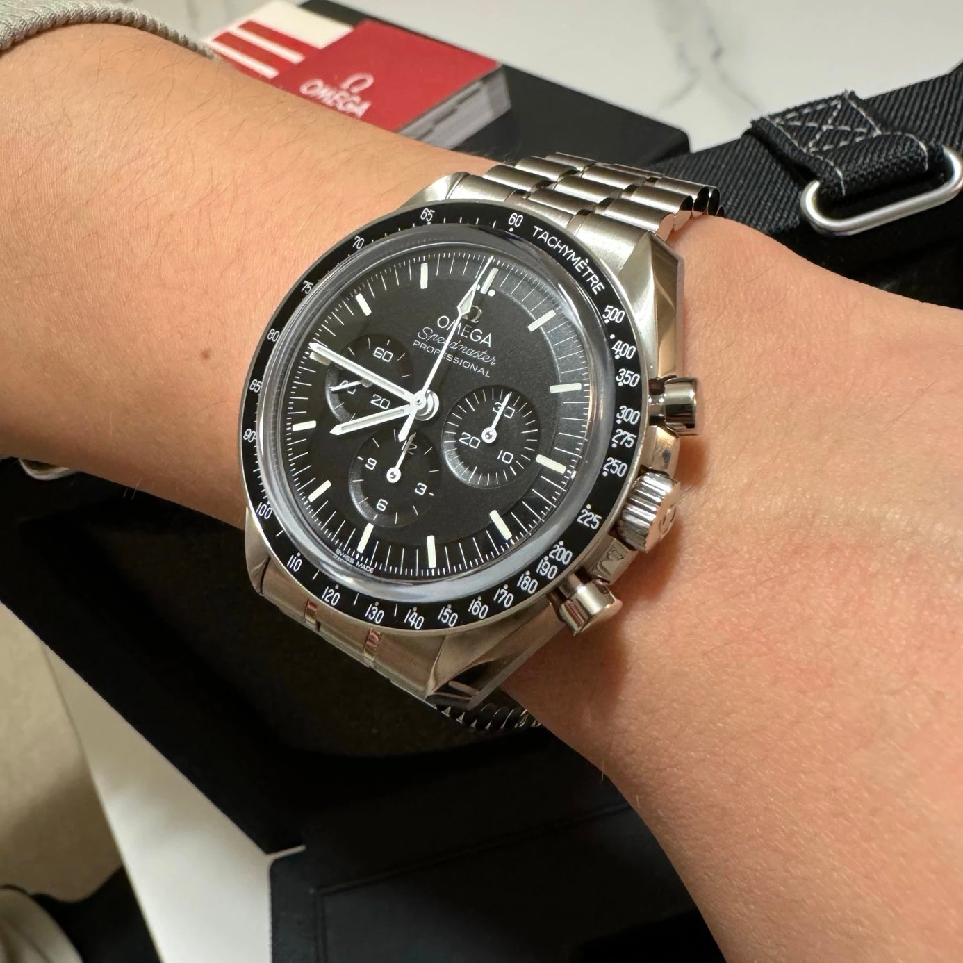 Omega Speedmaster Moonwatch Professional Co Axial Master Chronometer Chronograph Steel Black (Transparent Caseback Ver.) 착용 스타일