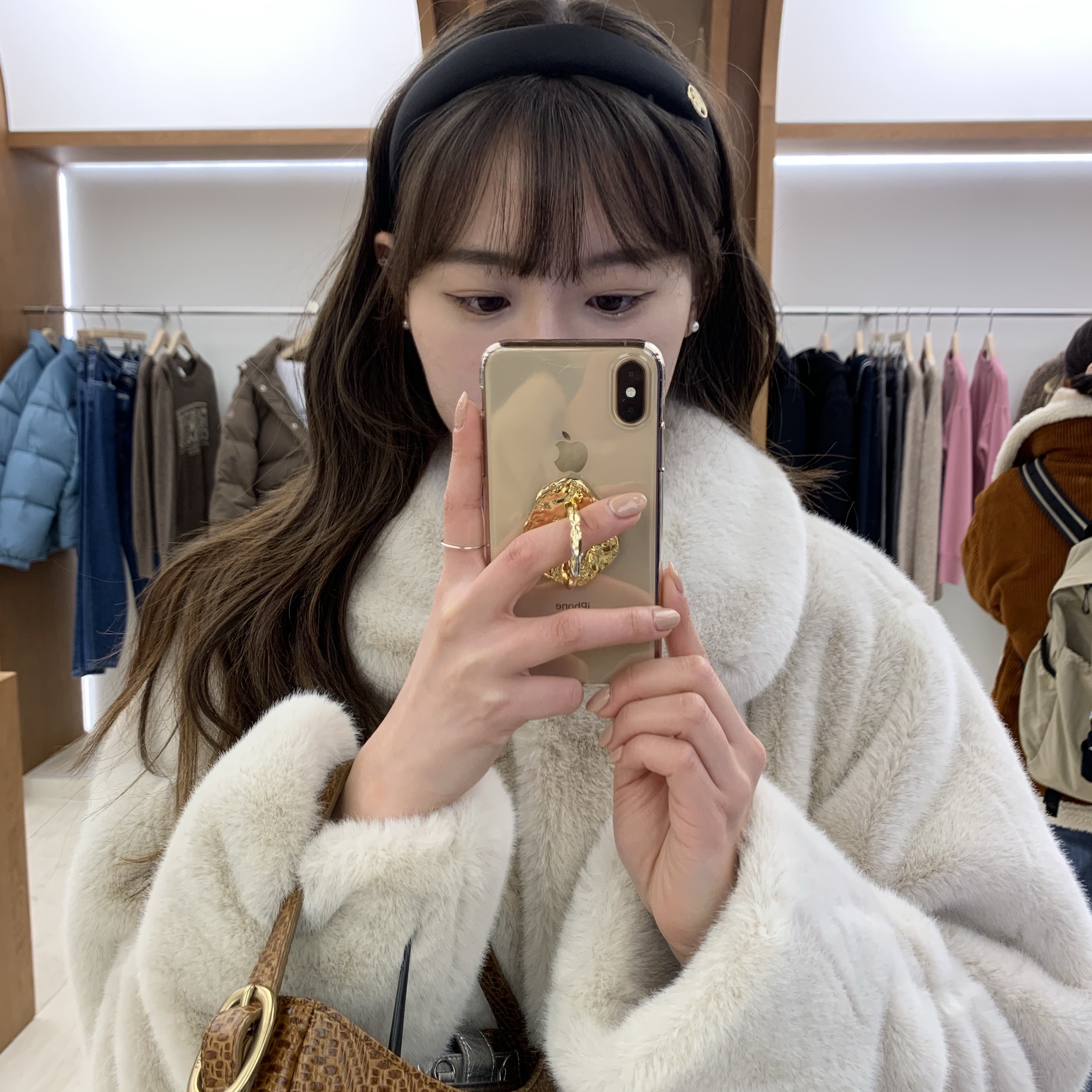 Aviemuah Ave Phone Knob Gold 착용 스타일