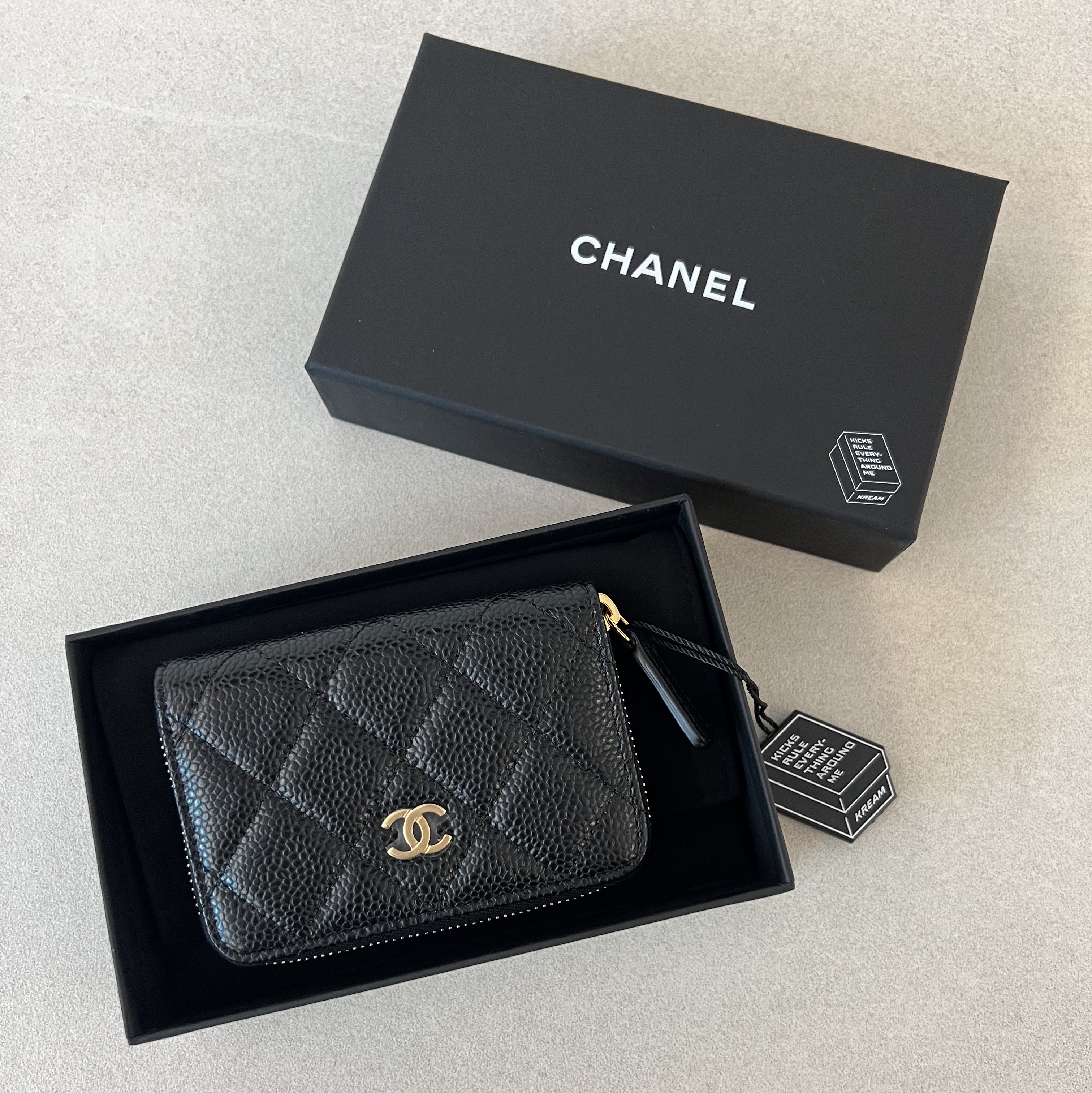 Chanel Classic Zipped Coin Purse Grained Calfskin & Gold Black 착용 스타일