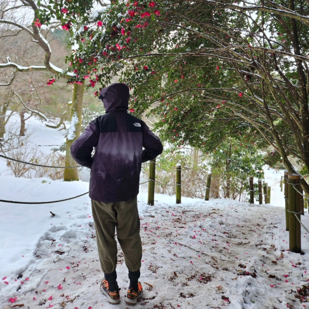 Nike ACG Mountain Fly Low Gore-Tex SE Hazel Rush, The North Face Eco Gore-Tex Mountain Vista Jacket Dark Gray 착용 스타일 - 2